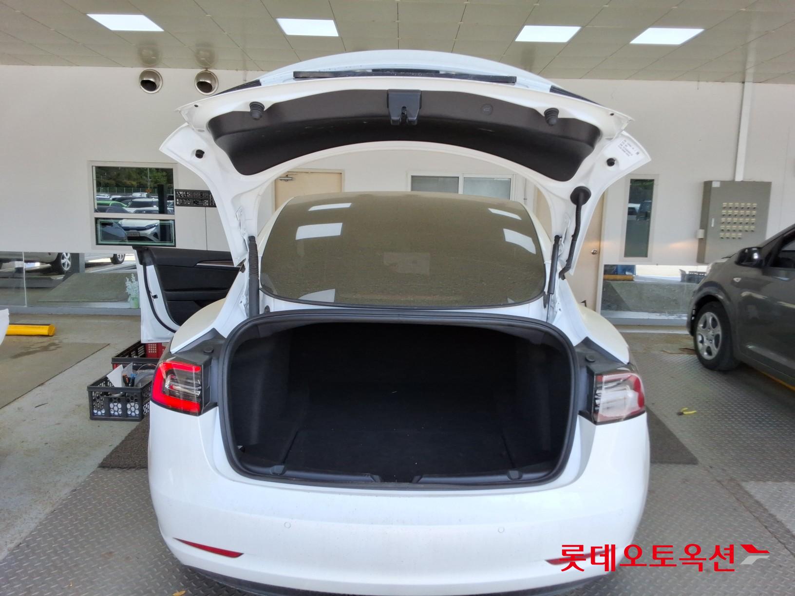 TESLA Model 3 - 9