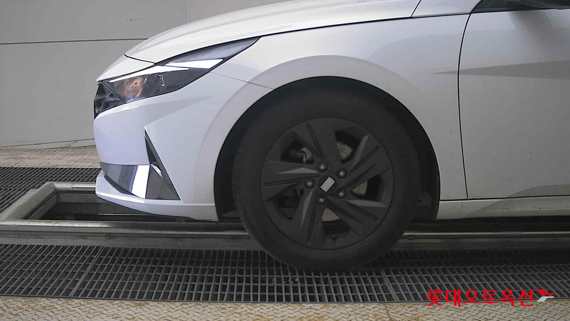 Hyundai Elantra - 25