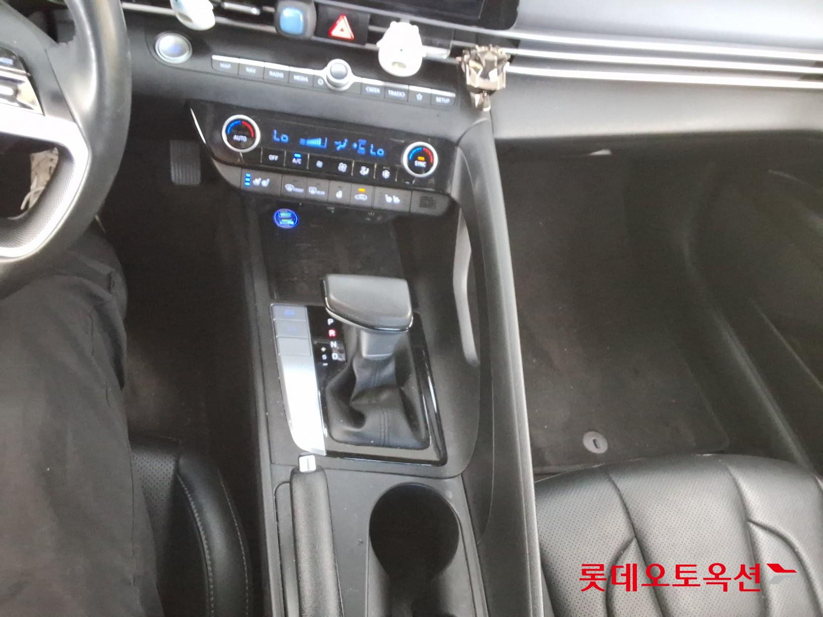 Hyundai Elantra - 35