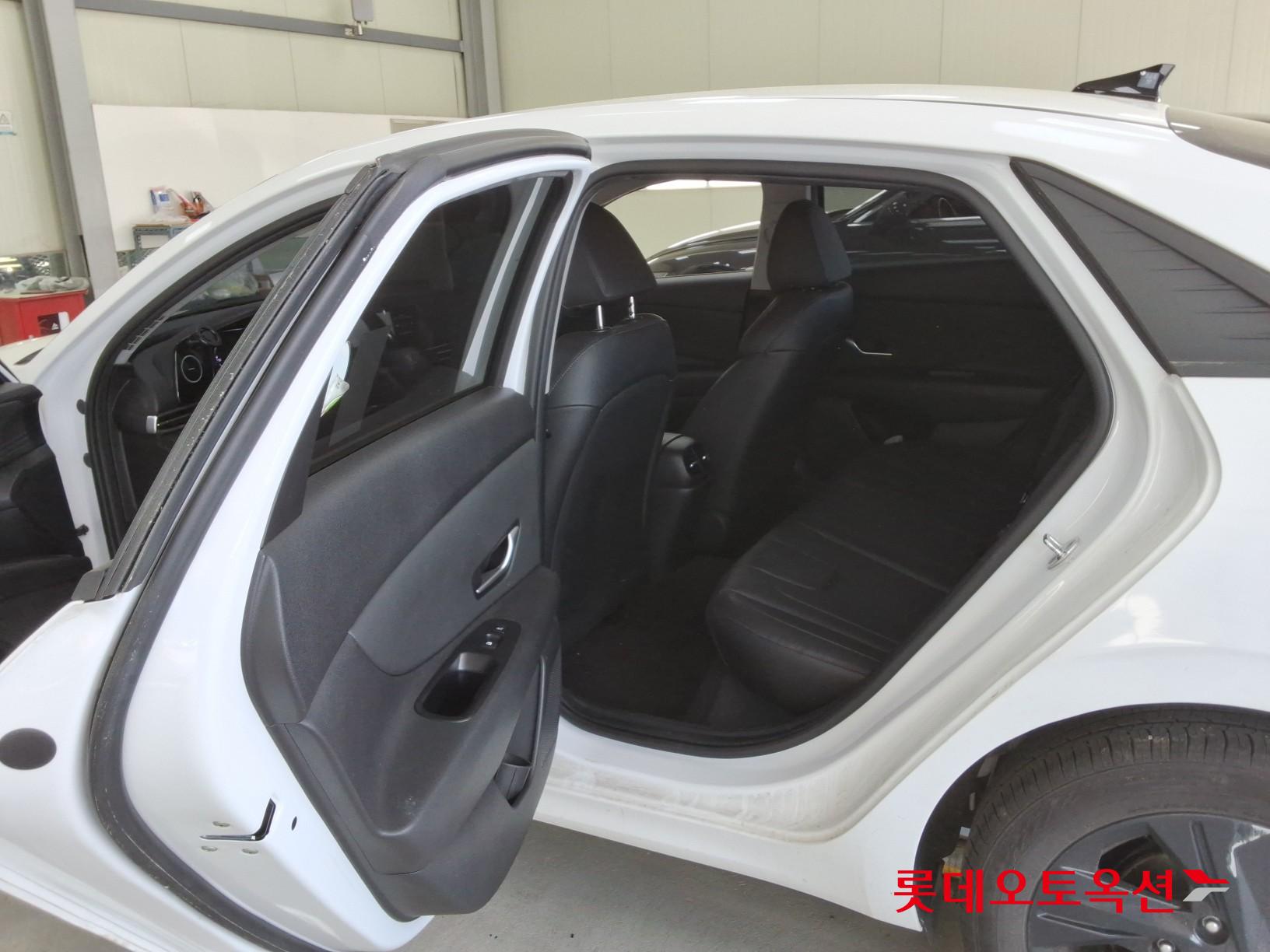 Hyundai Elantra - 38