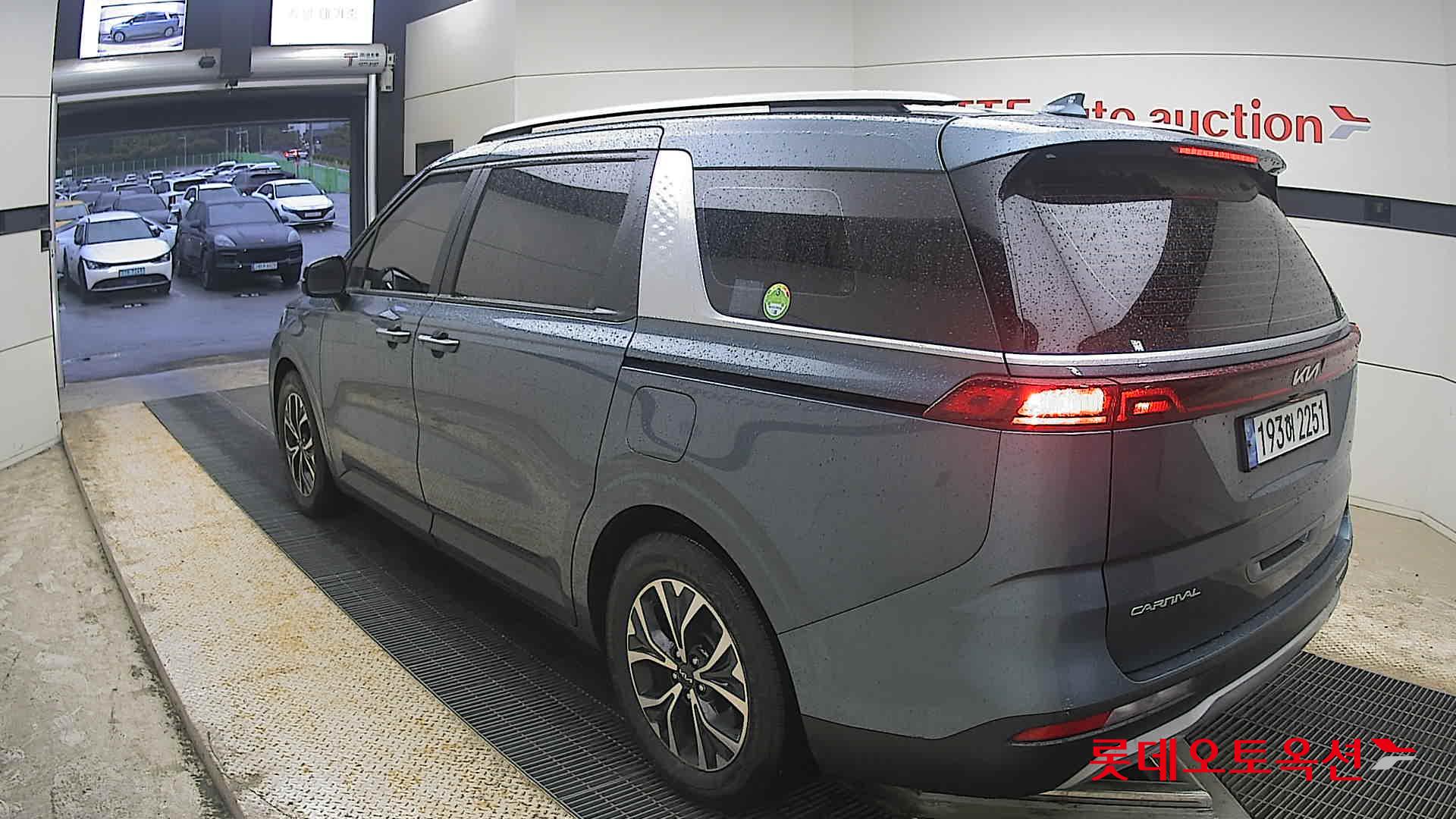 Kia Carnival - 4
