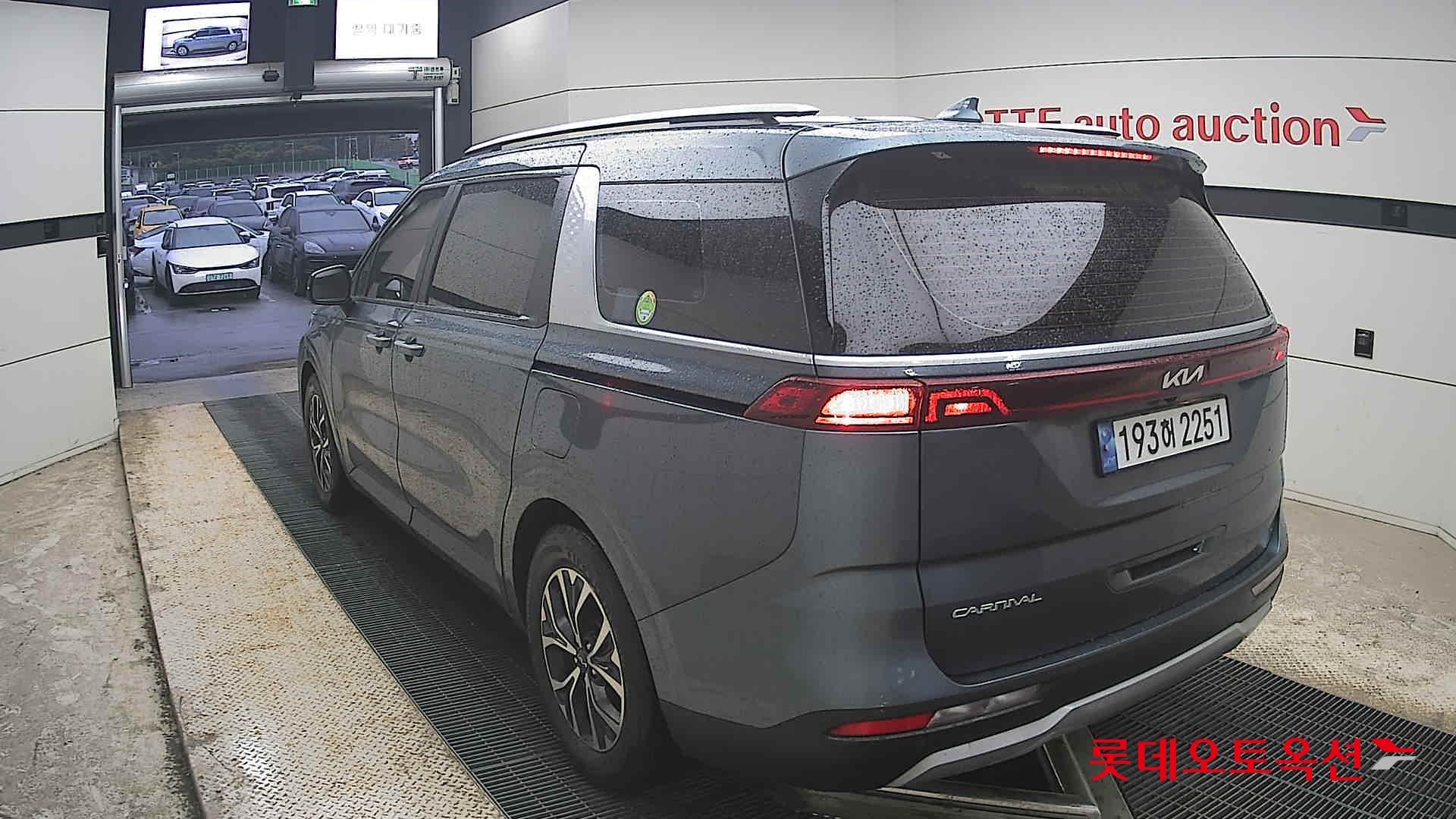 Kia Carnival - 16