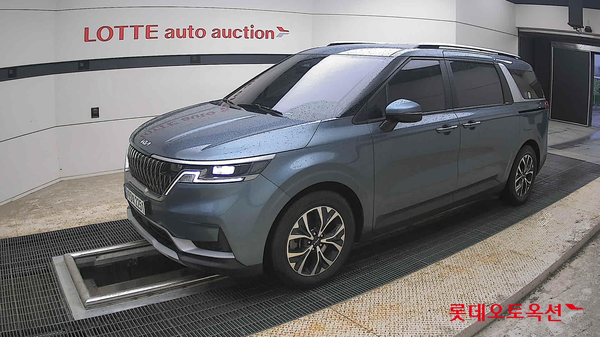 Kia Carnival - 11