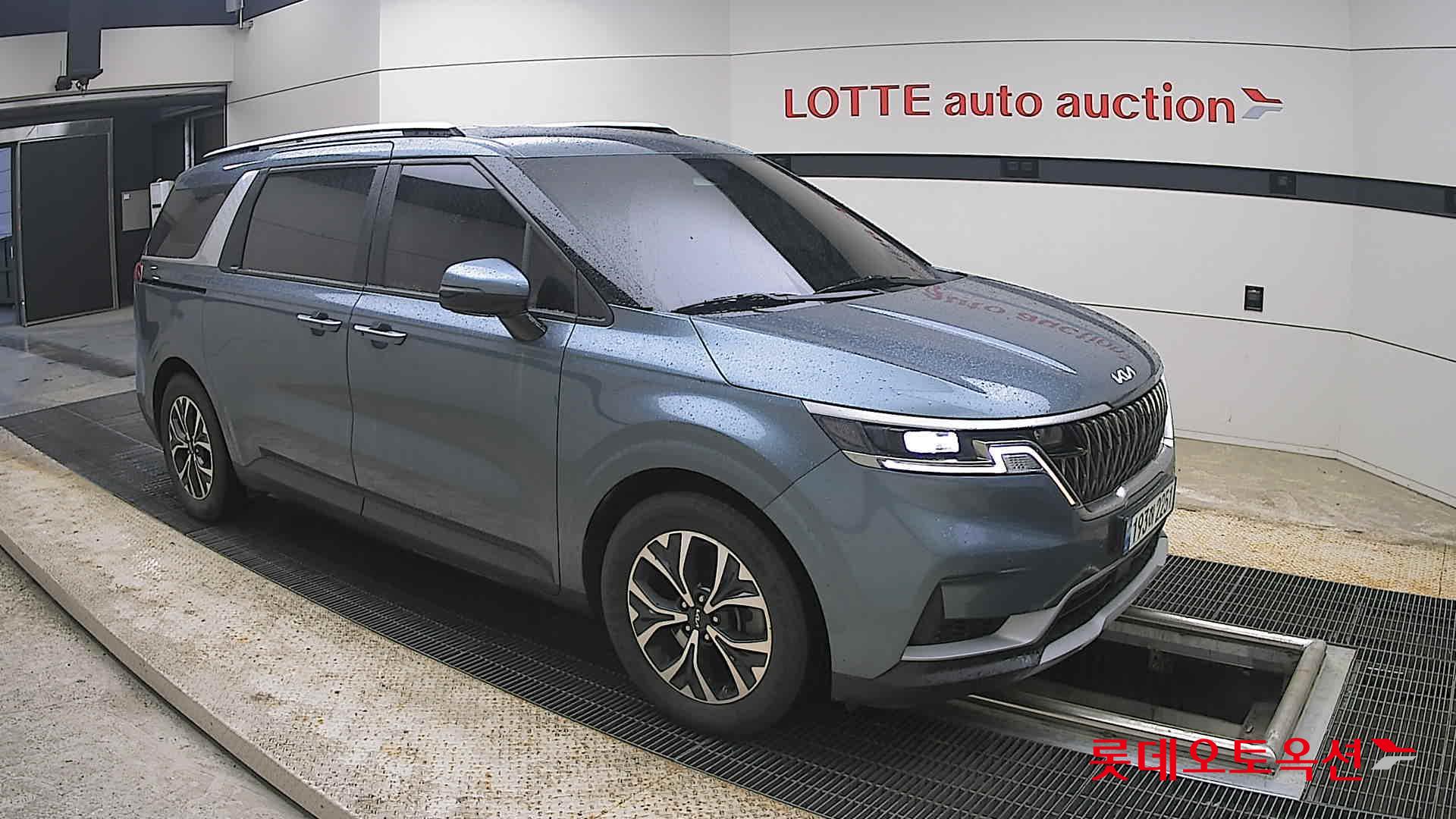 Kia Carnival - 23