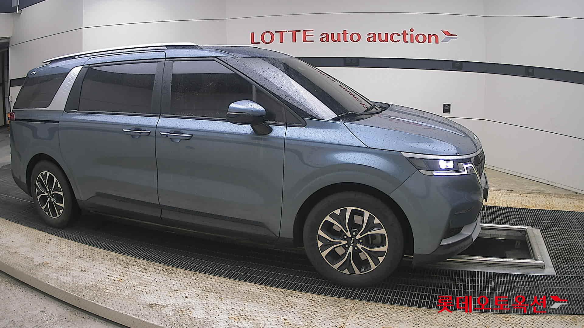 Kia Carnival - 22