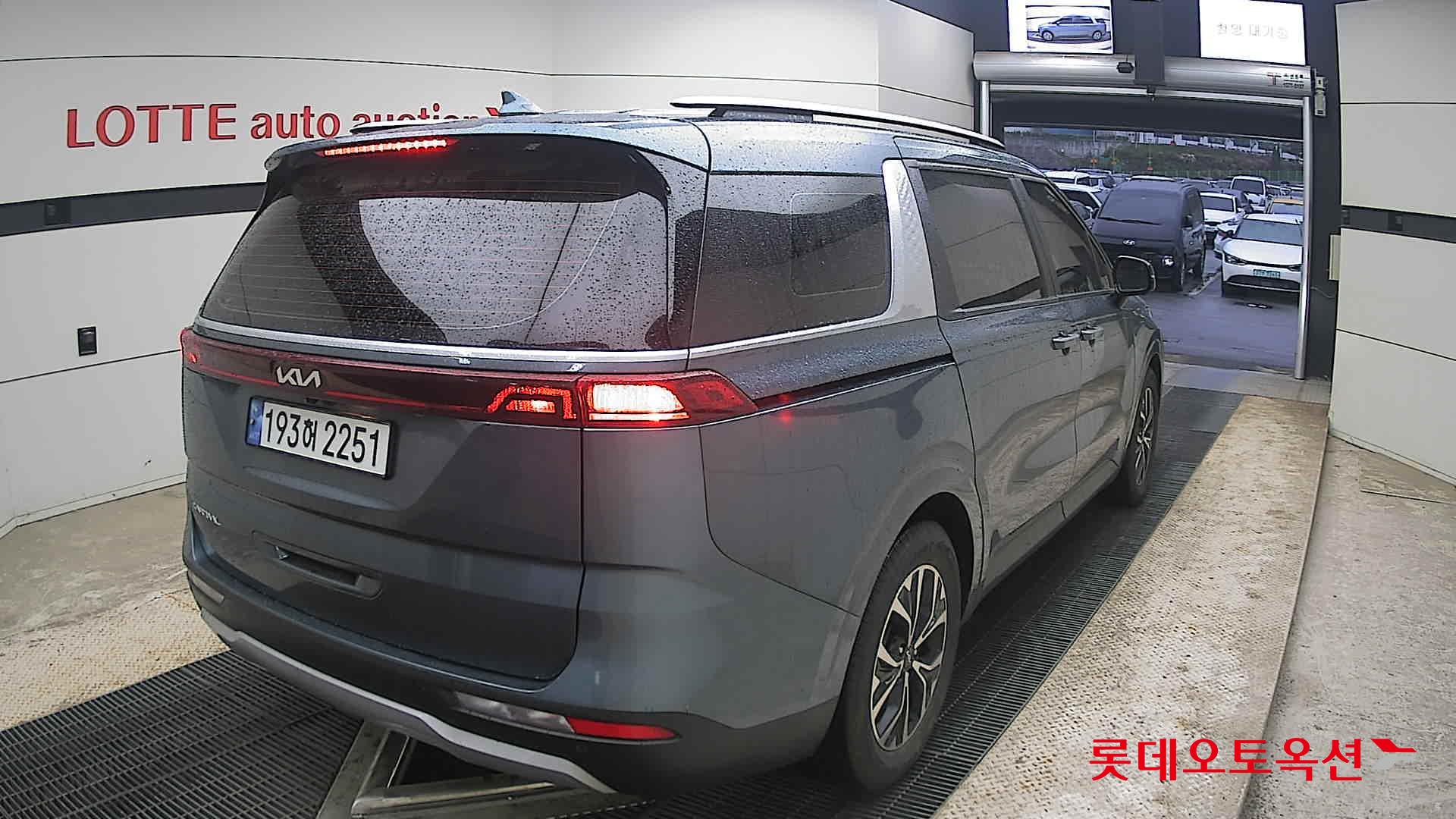 Kia Carnival - 18