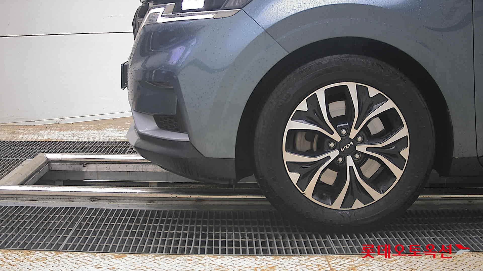 Kia Carnival - 25