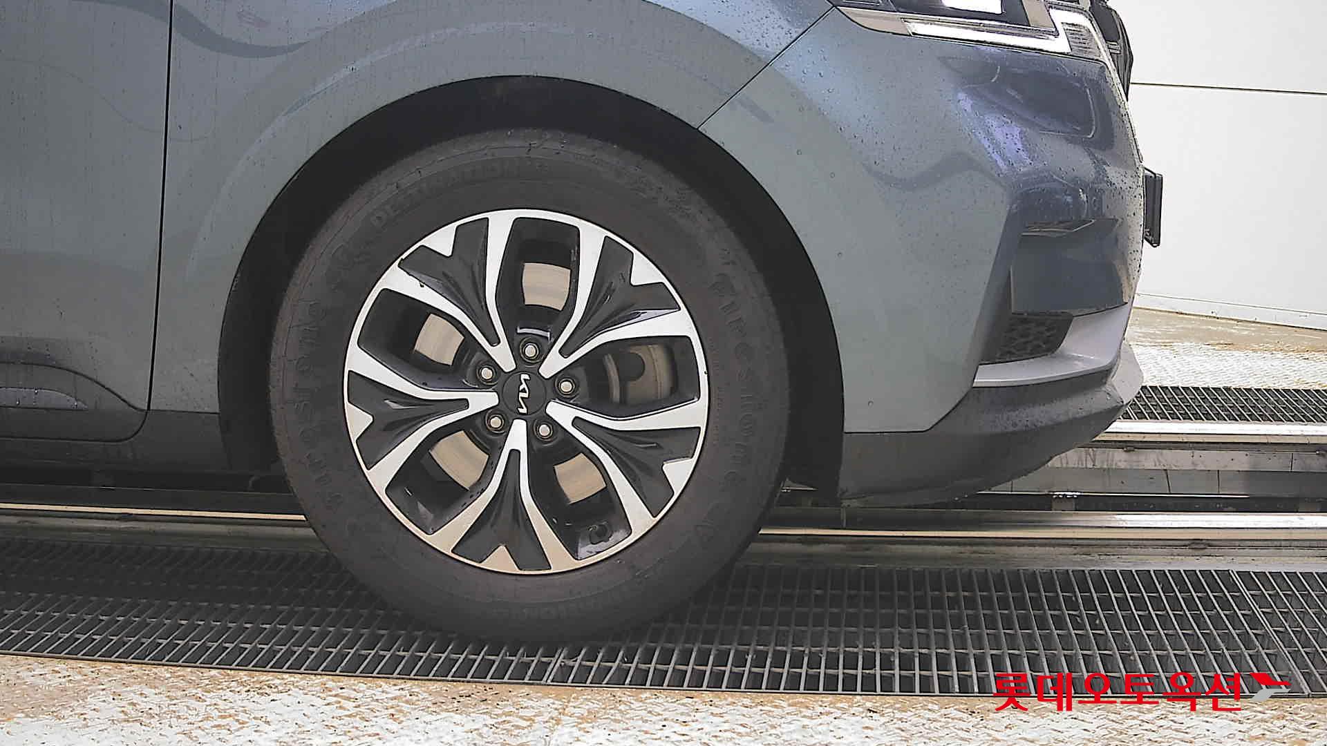 Kia Carnival - 27