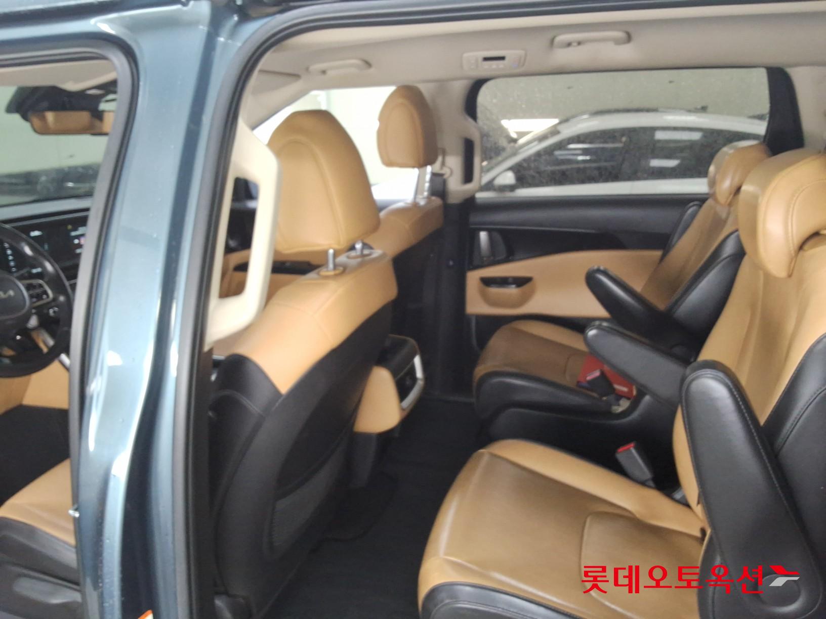 Kia Carnival - 36