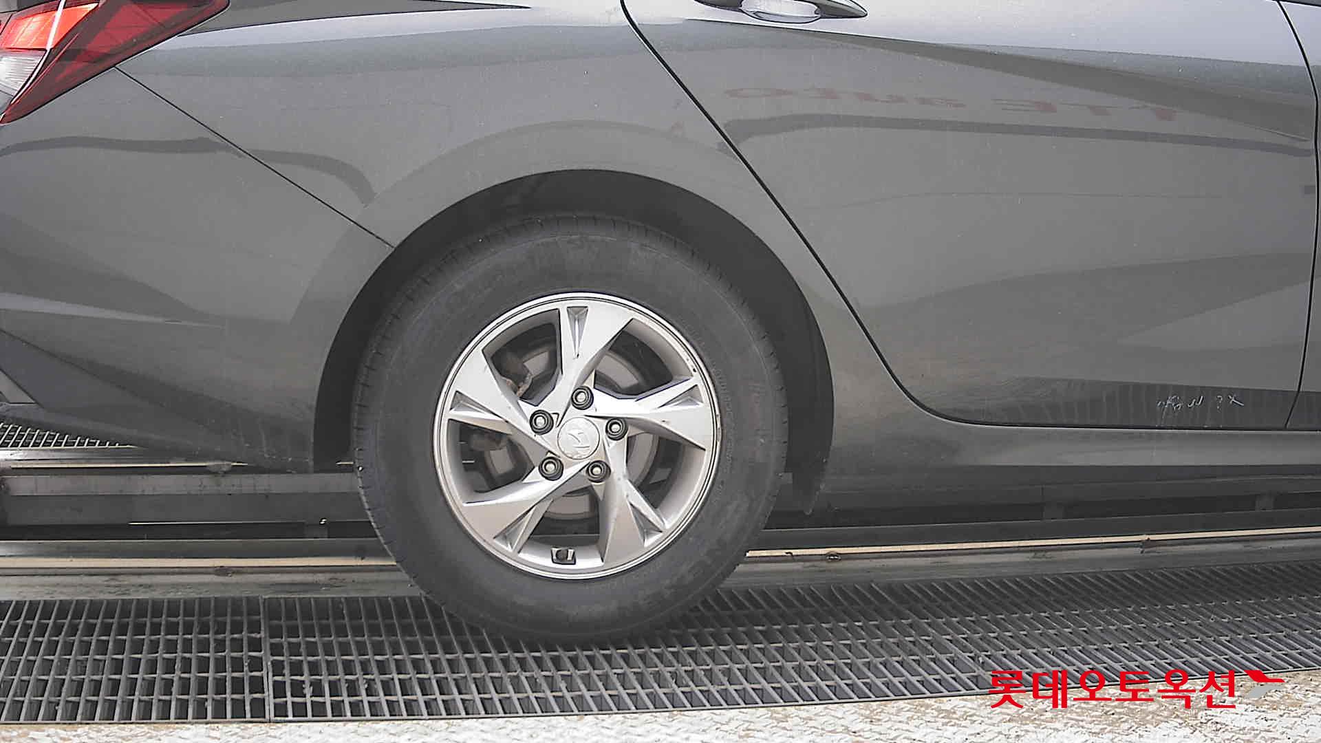 Hyundai Elantra 2022 - Image 28