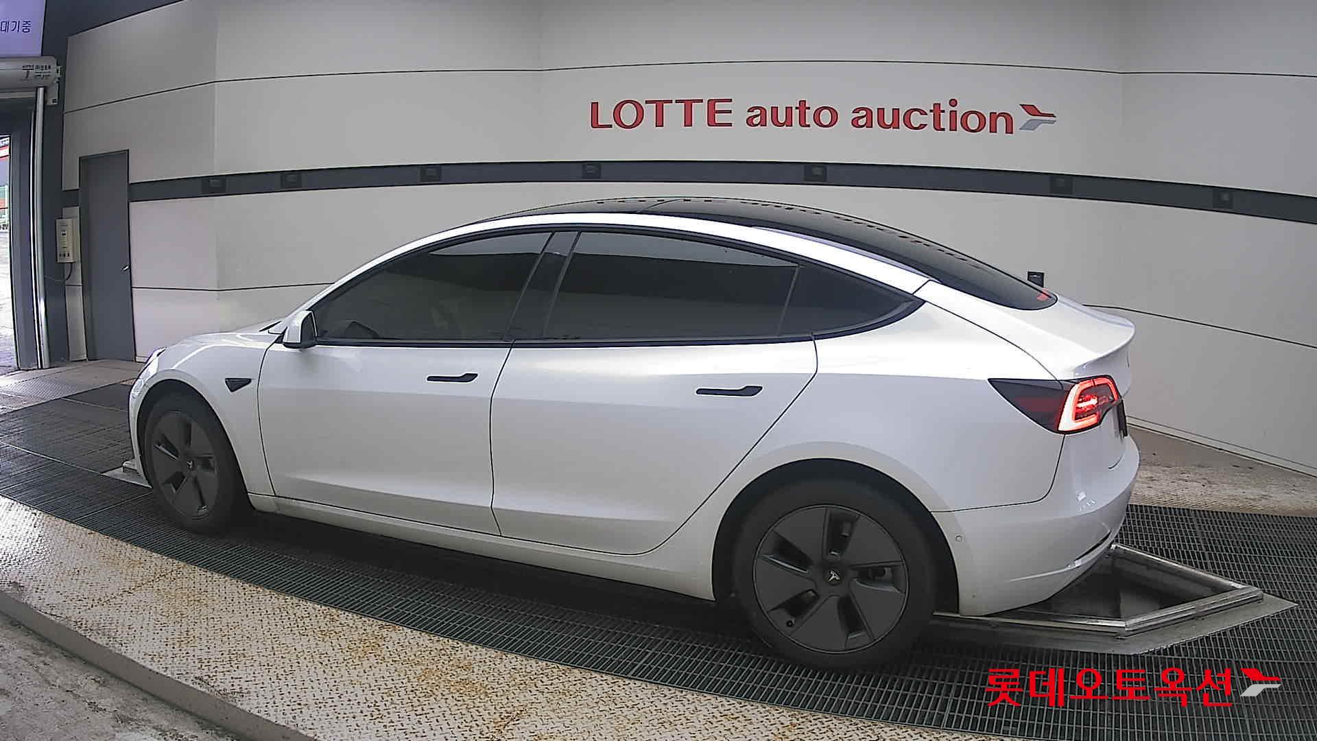 2022 - tesla model 3