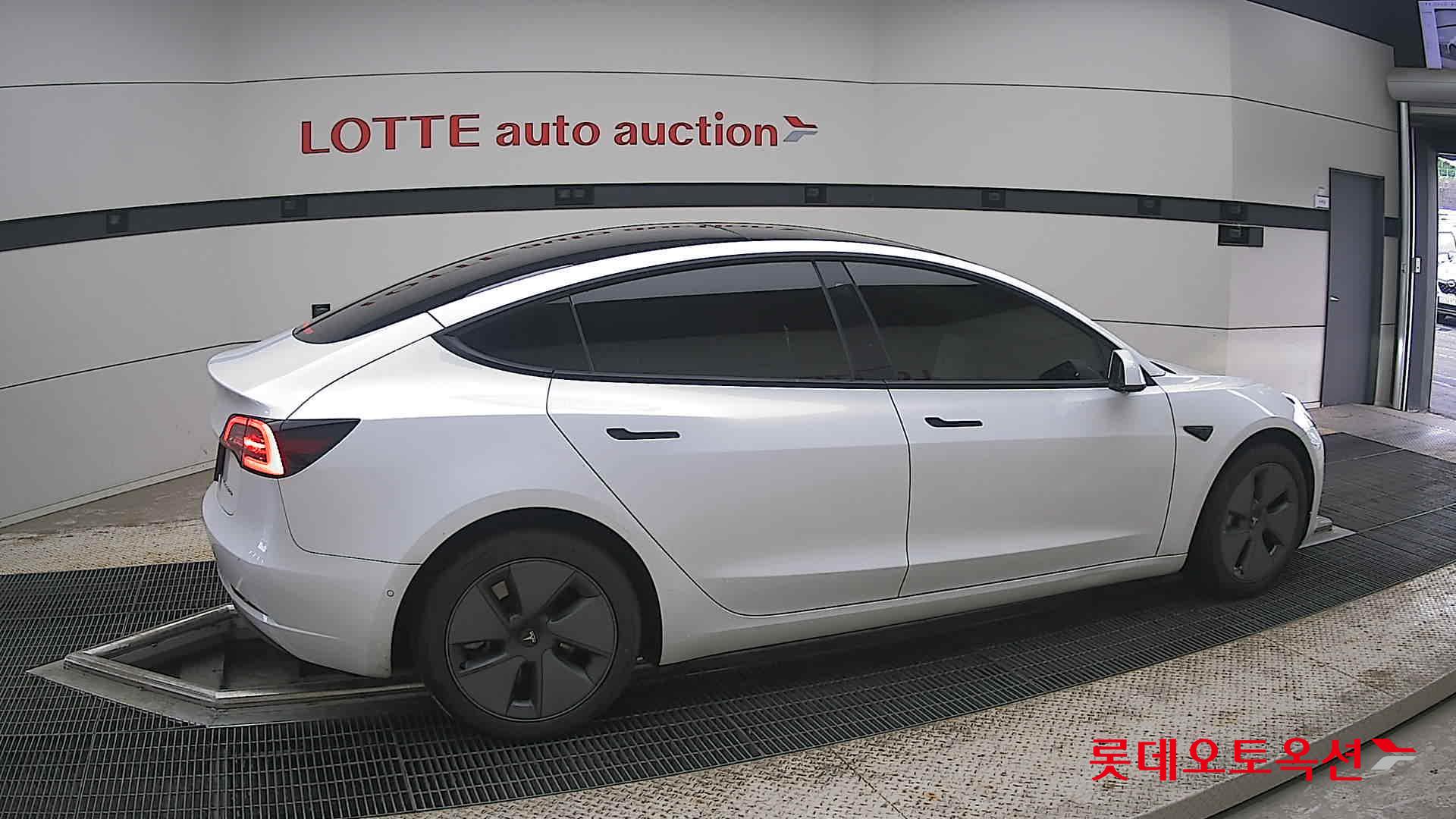 2022 - tesla model 3