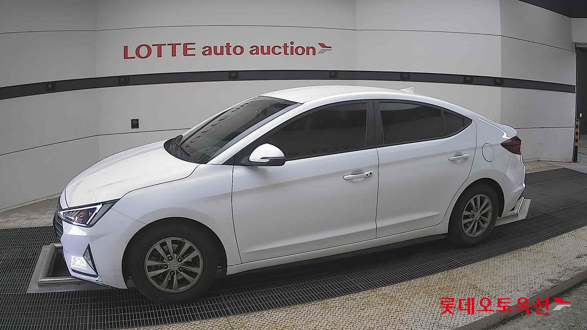 Hyundai Elantra - 12