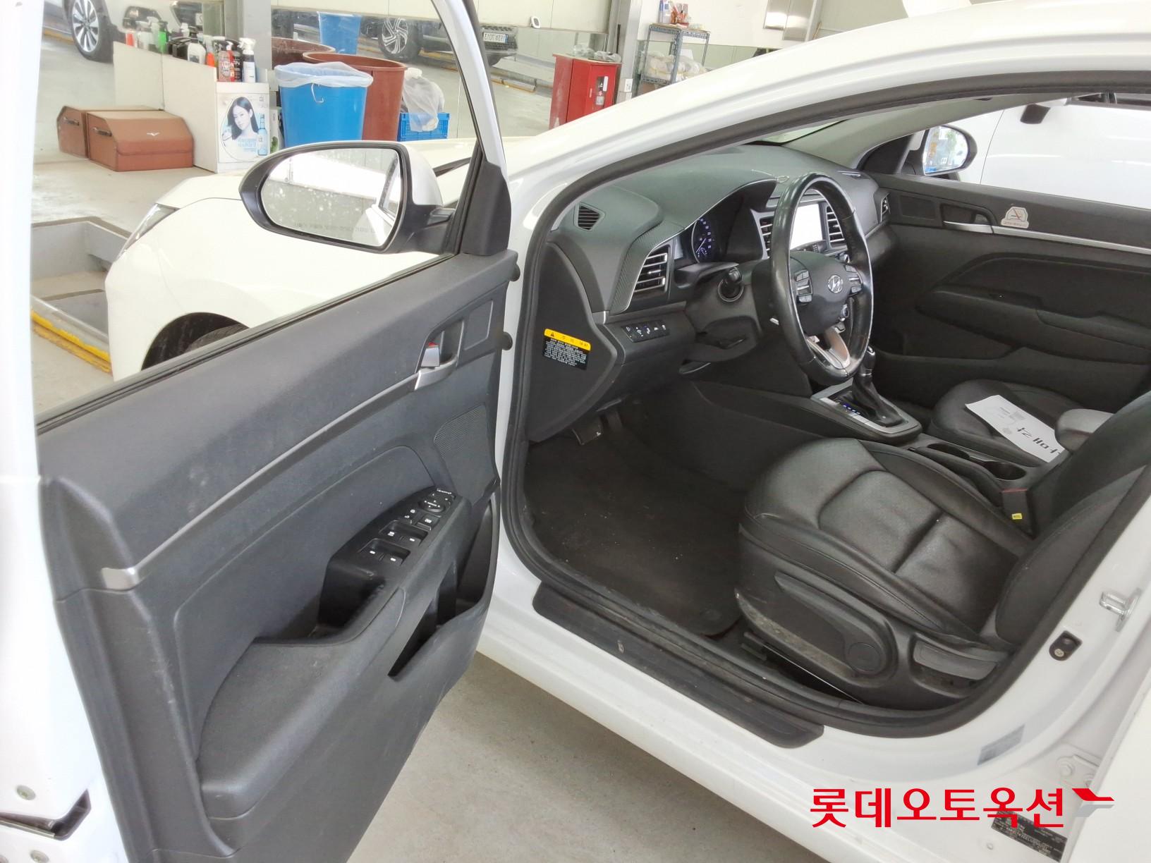 Hyundai Elantra - 36