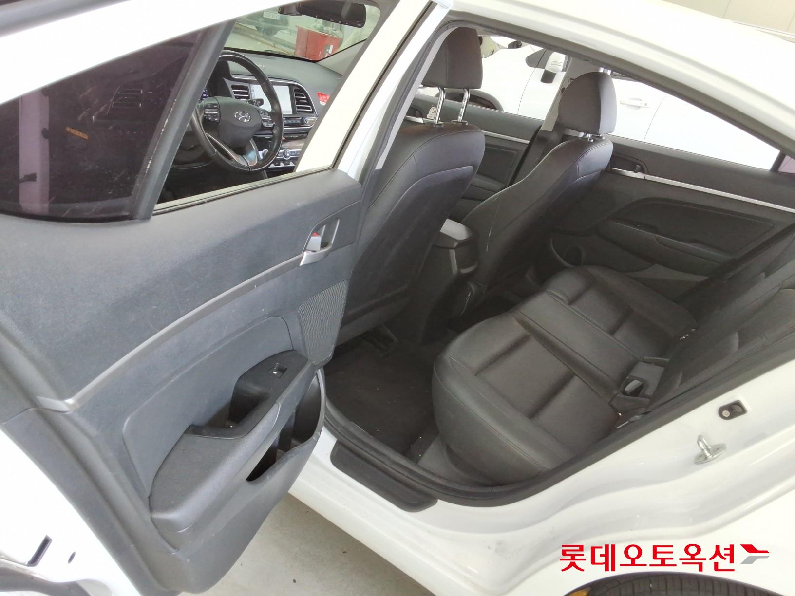 Hyundai Elantra - 37
