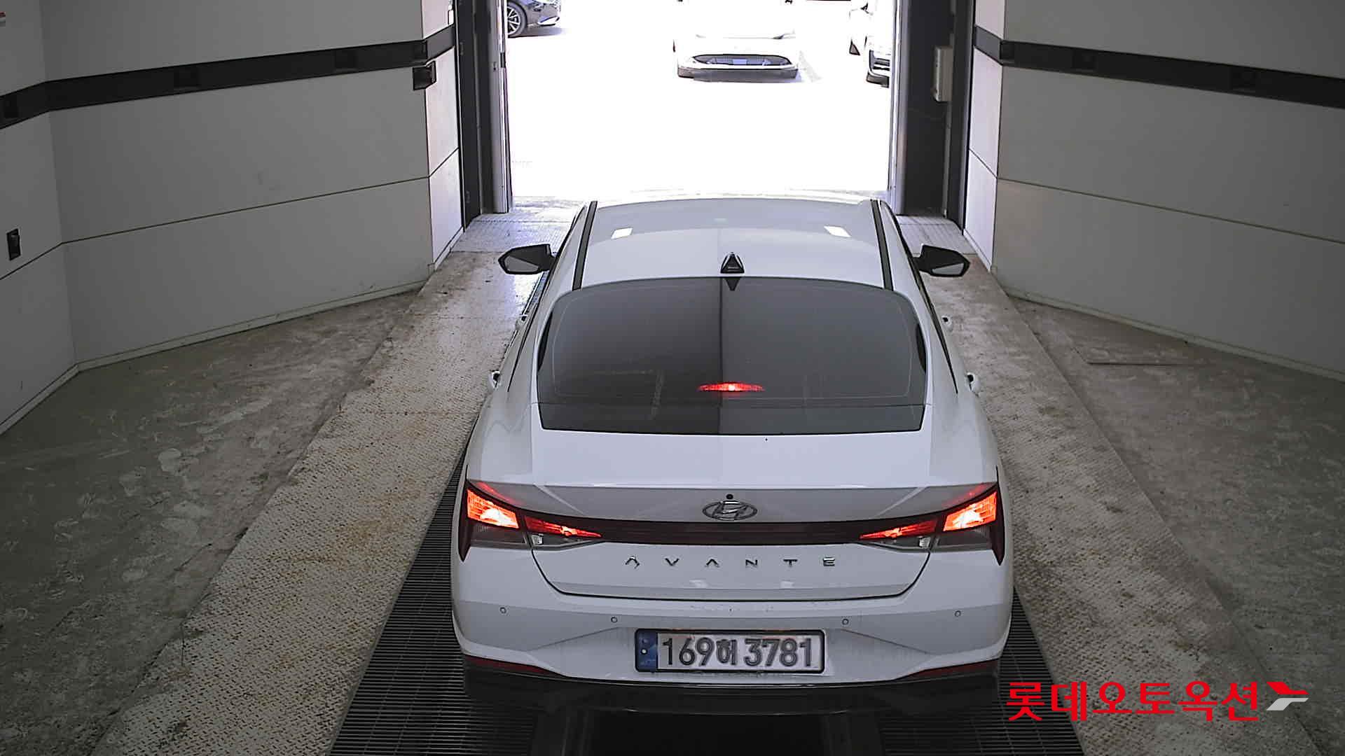 Hyundai Elantra - 17