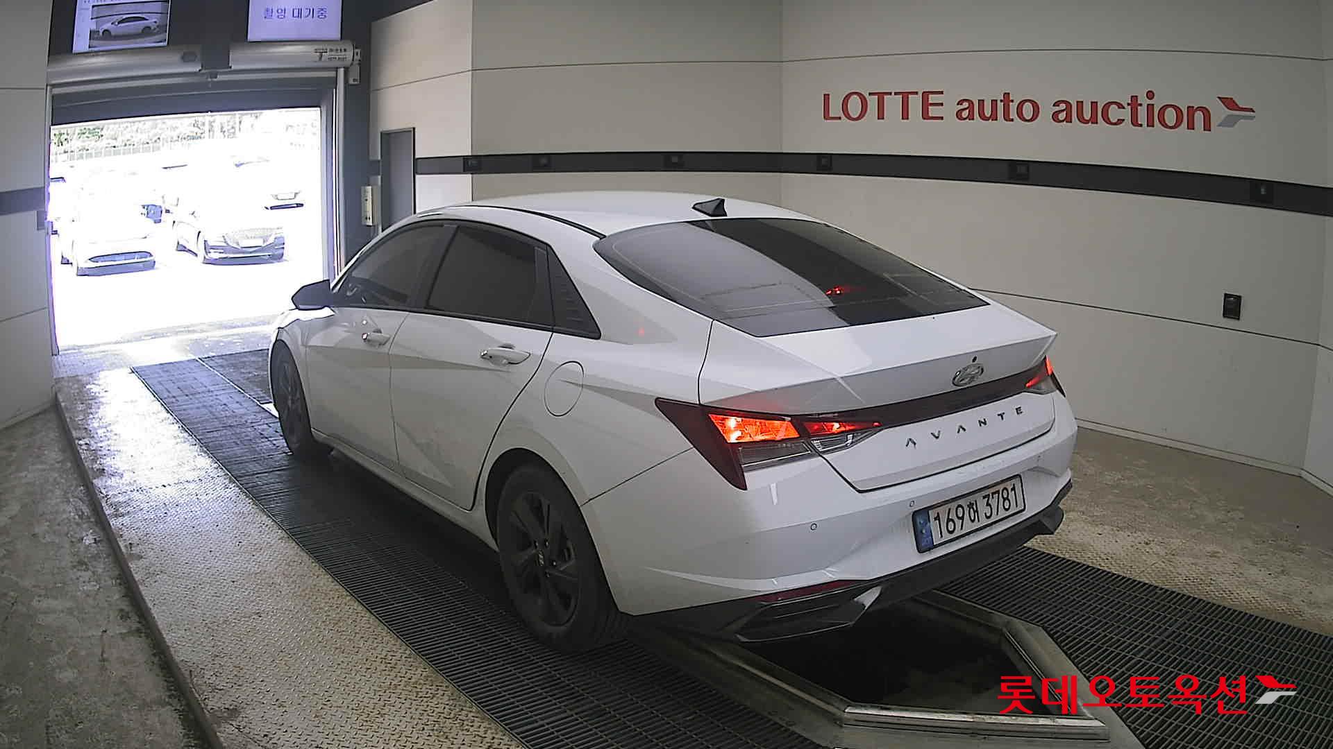 Hyundai Elantra - 4