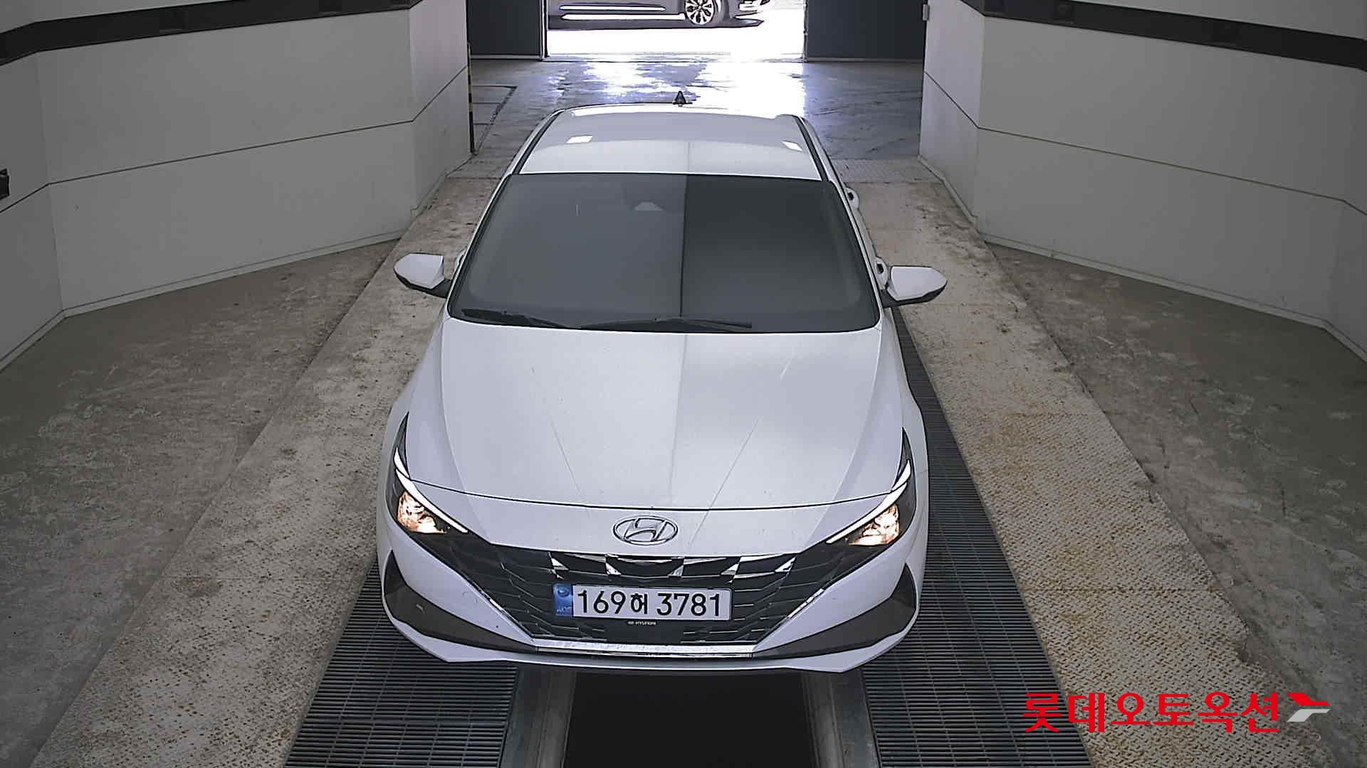 Hyundai Elantra - 1