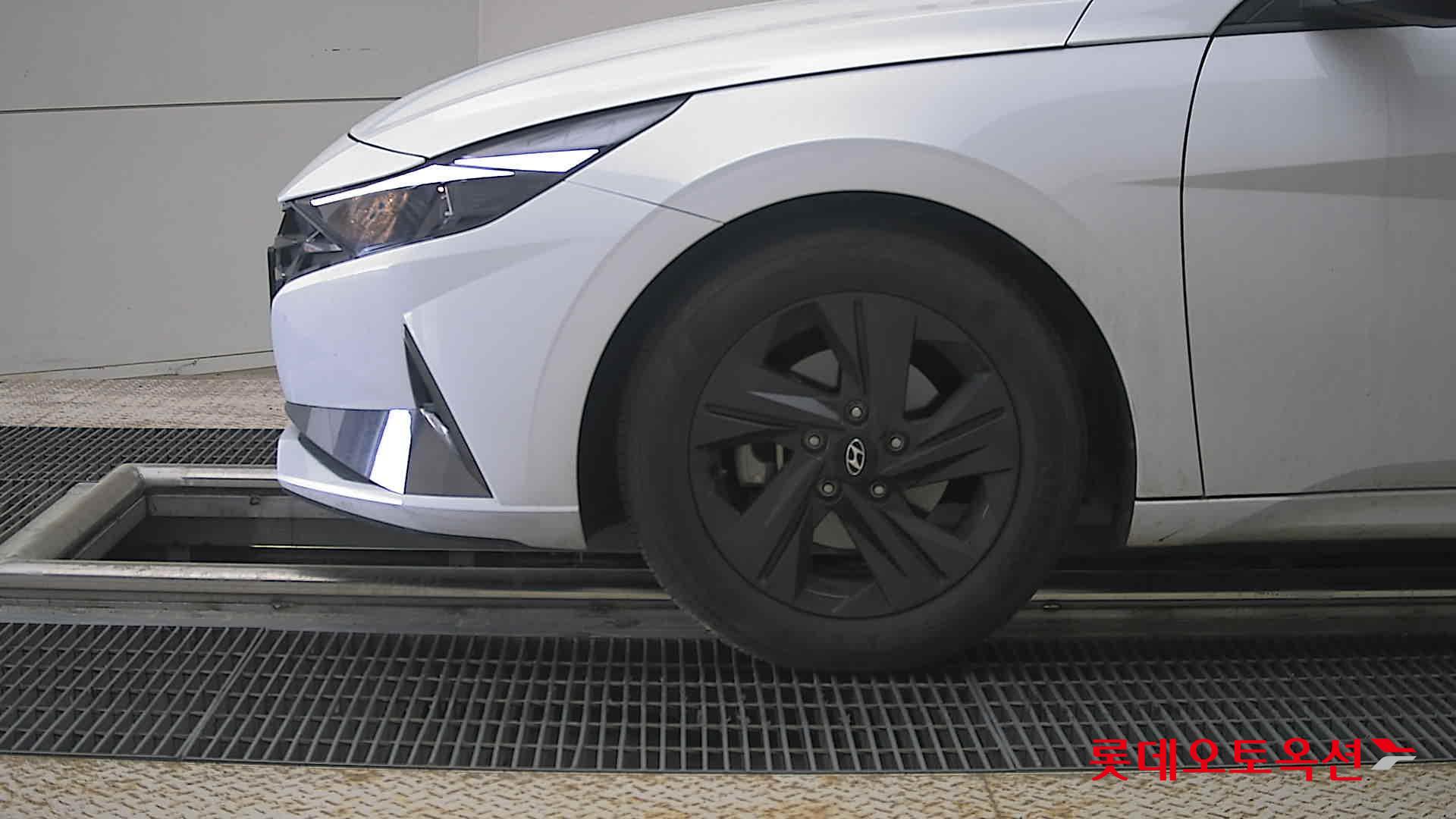 Hyundai Elantra - 25