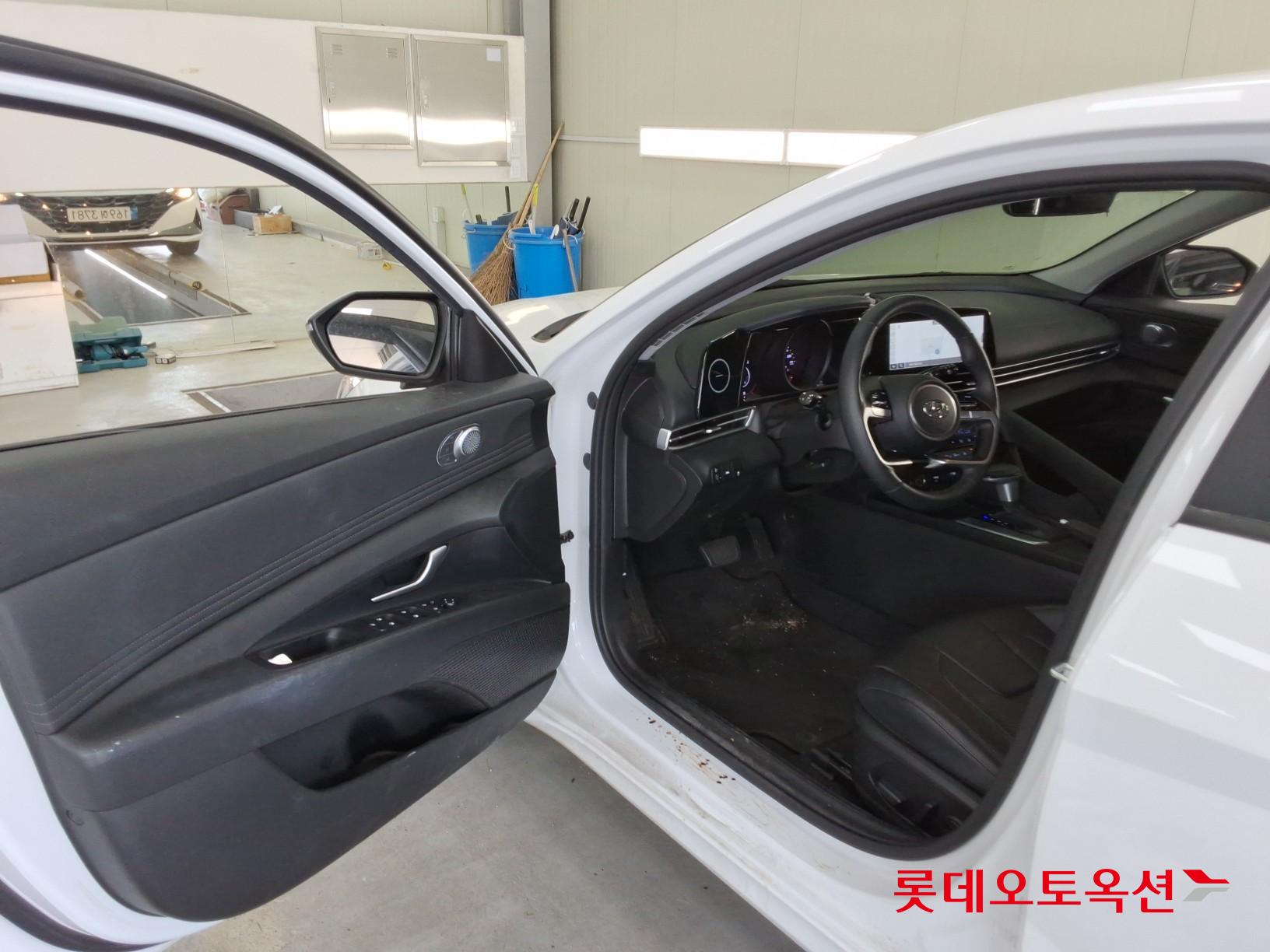 Hyundai Elantra - 35