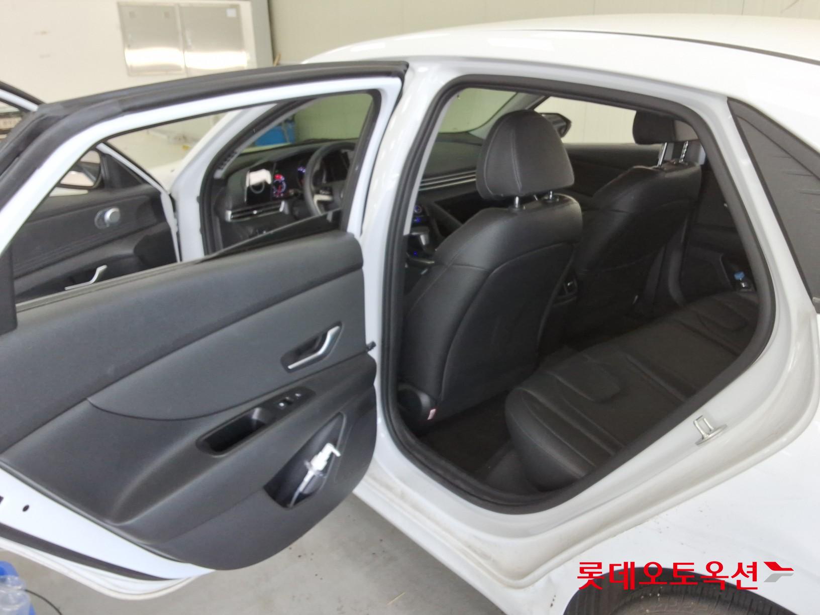 Hyundai Elantra - 37