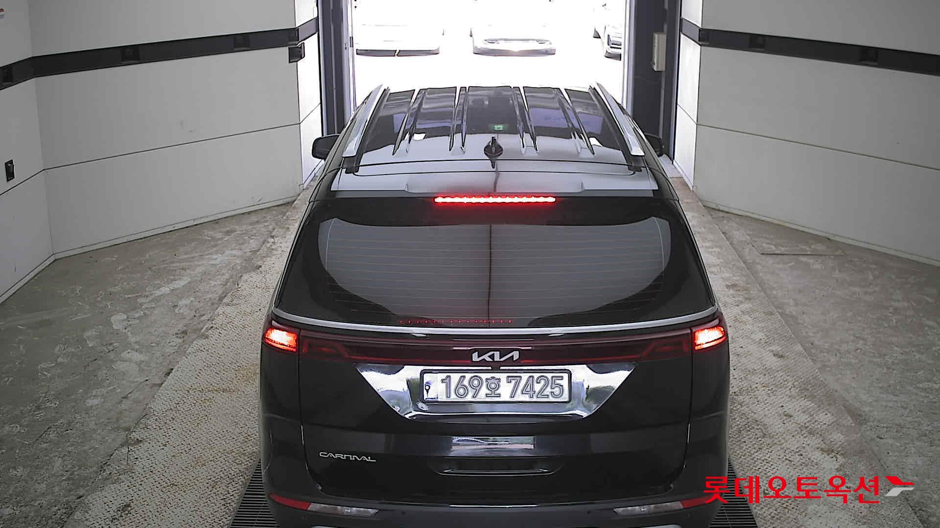Kia Carnival - 17