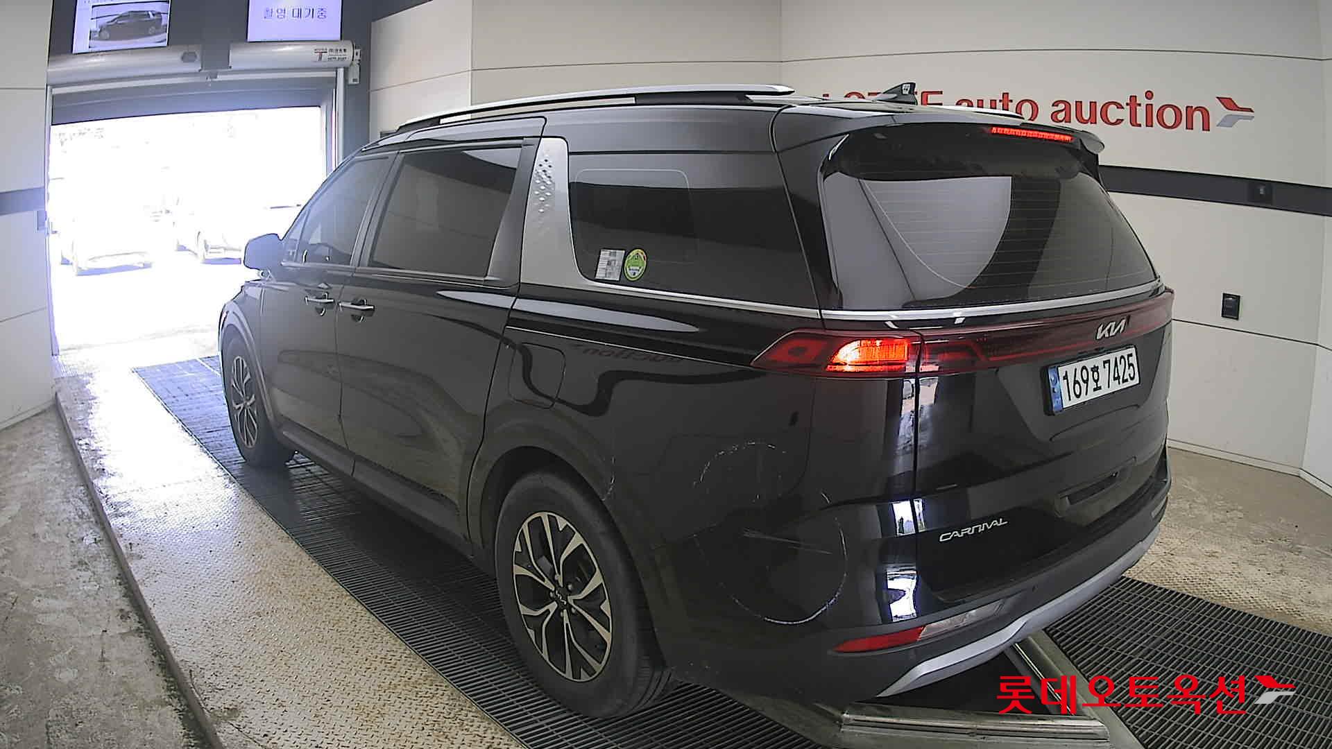 Kia Carnival - 4