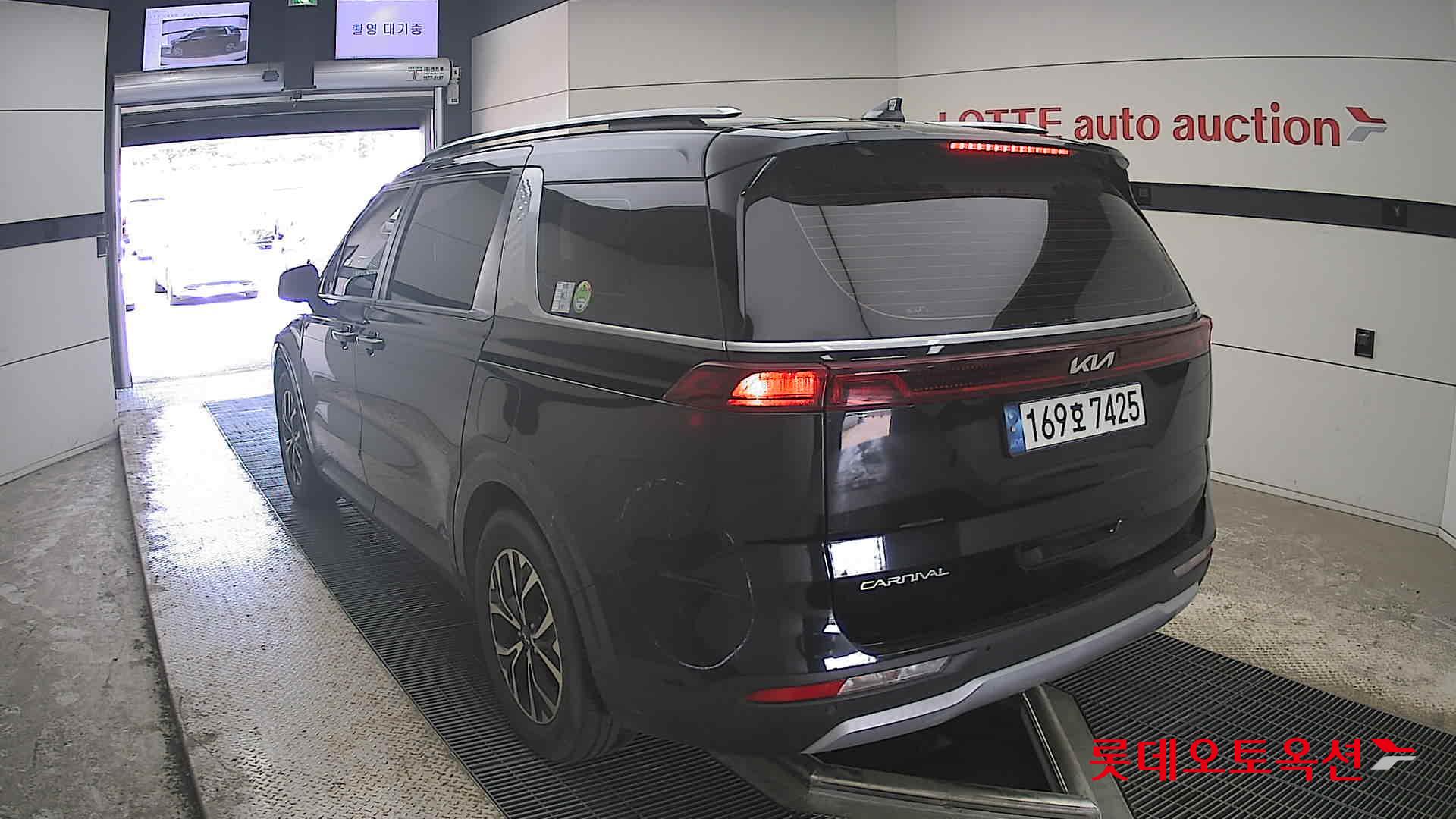 Kia Carnival - 16