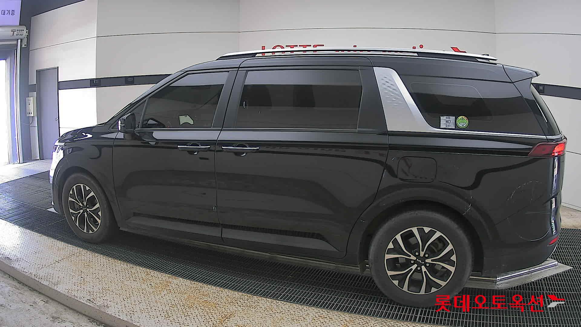 Kia Carnival - 14