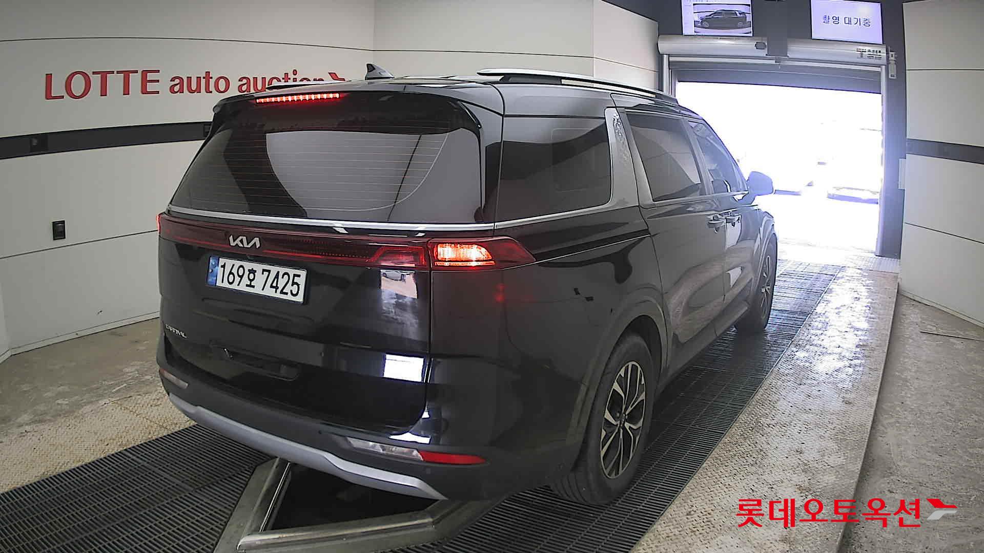 Kia Carnival - 18