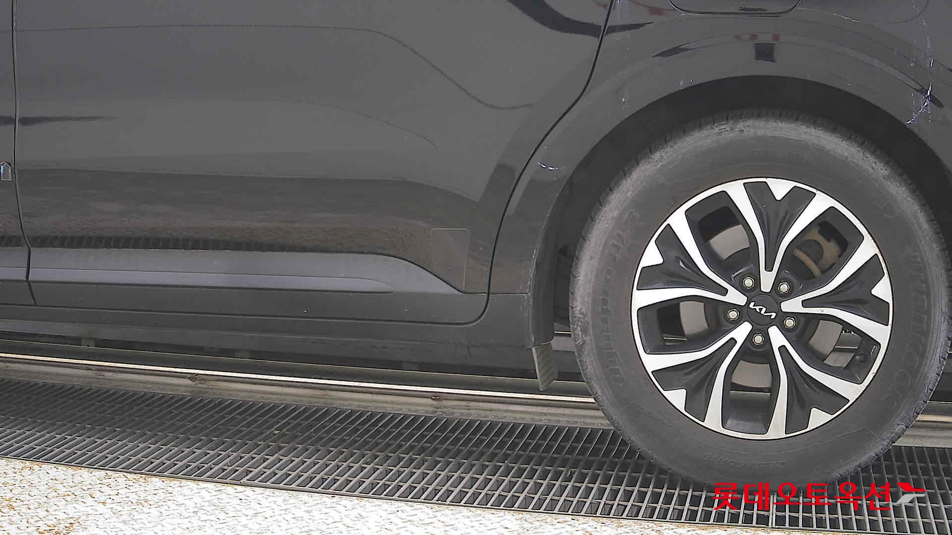Kia Carnival - 26
