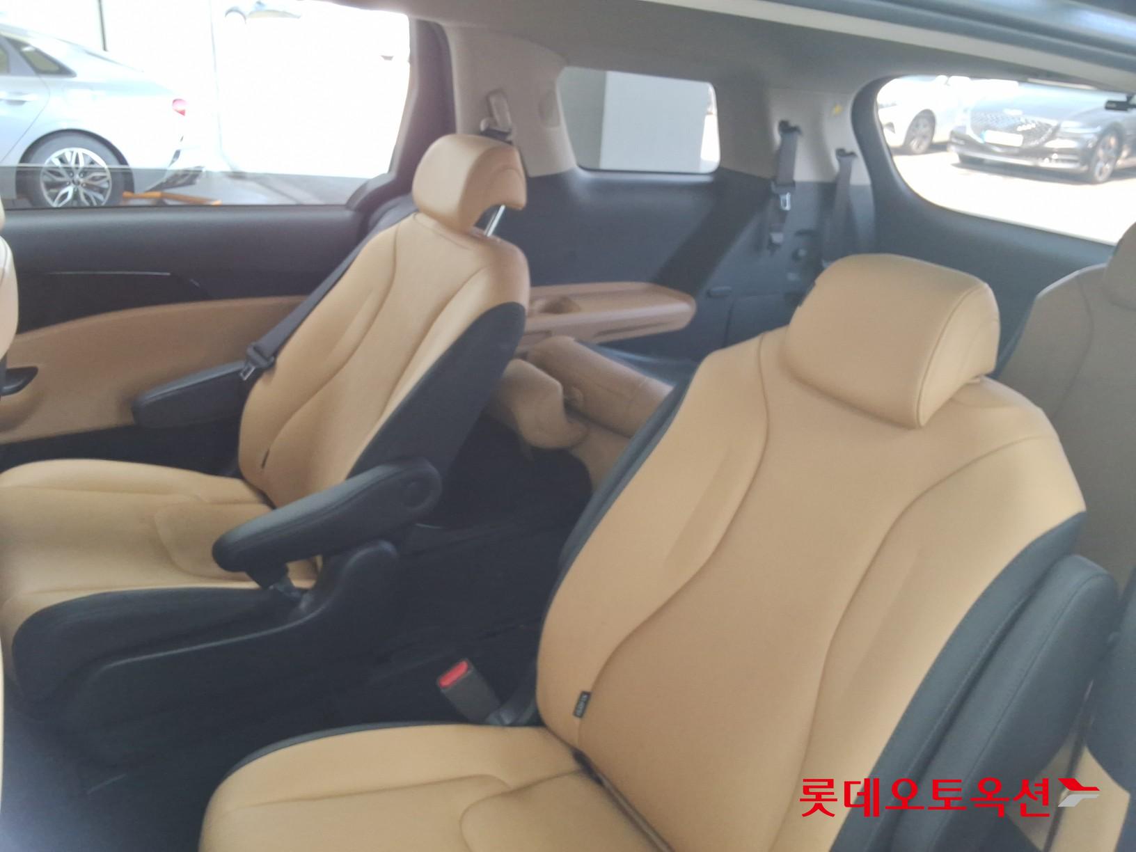 Kia Carnival - 38