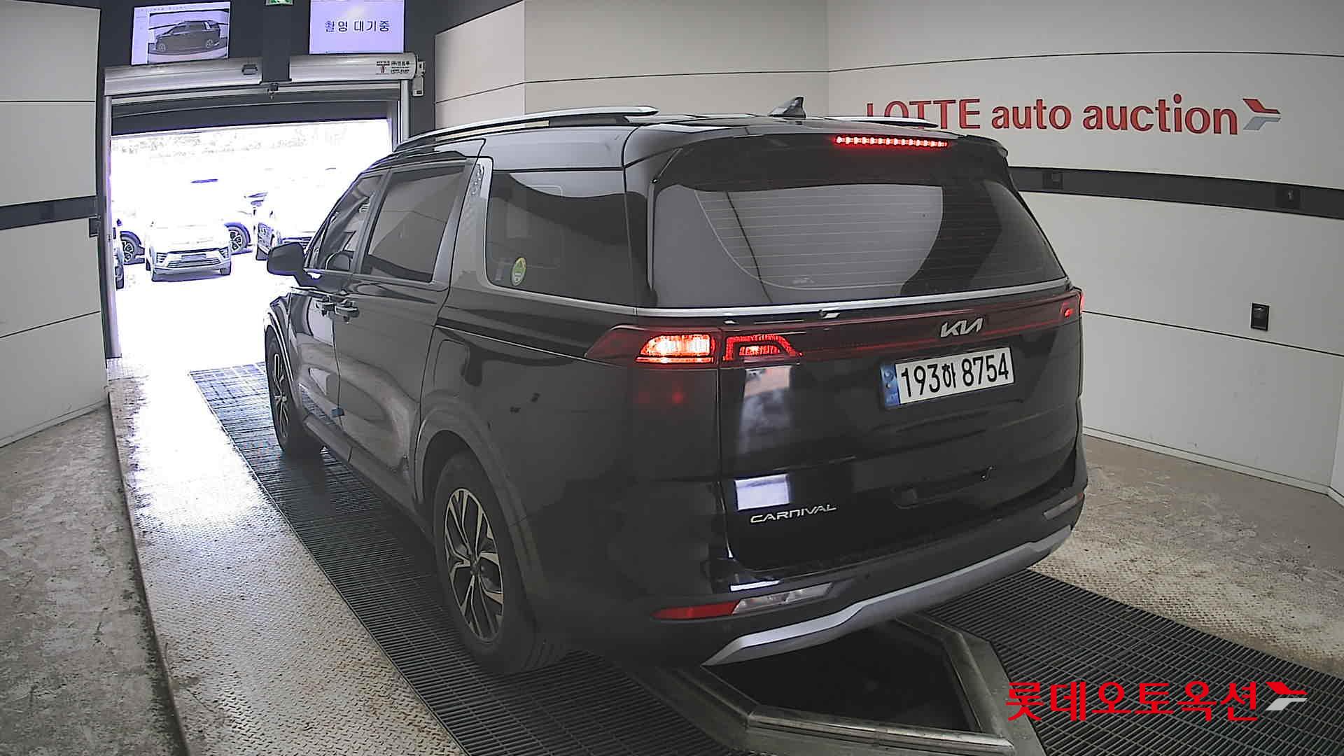 Kia Carnival - 16