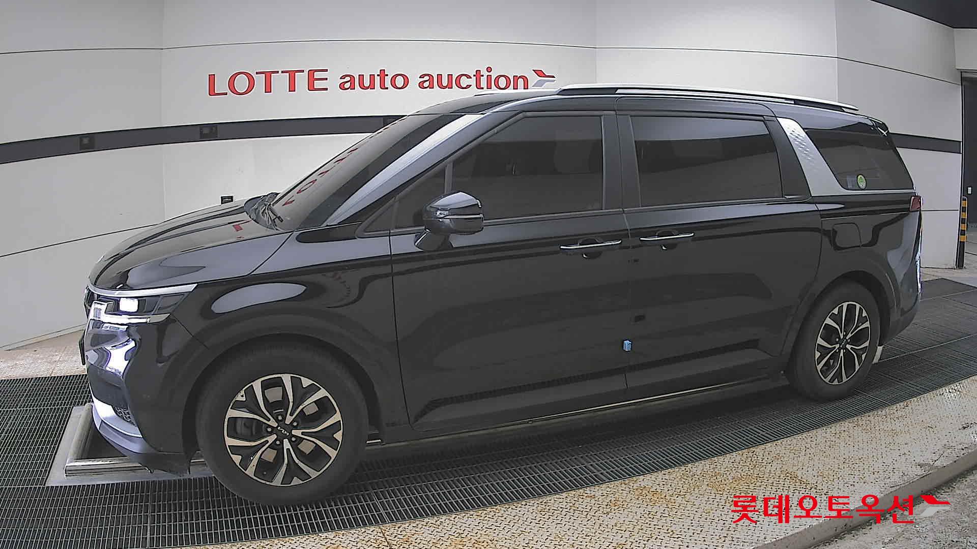 Kia Carnival - 12
