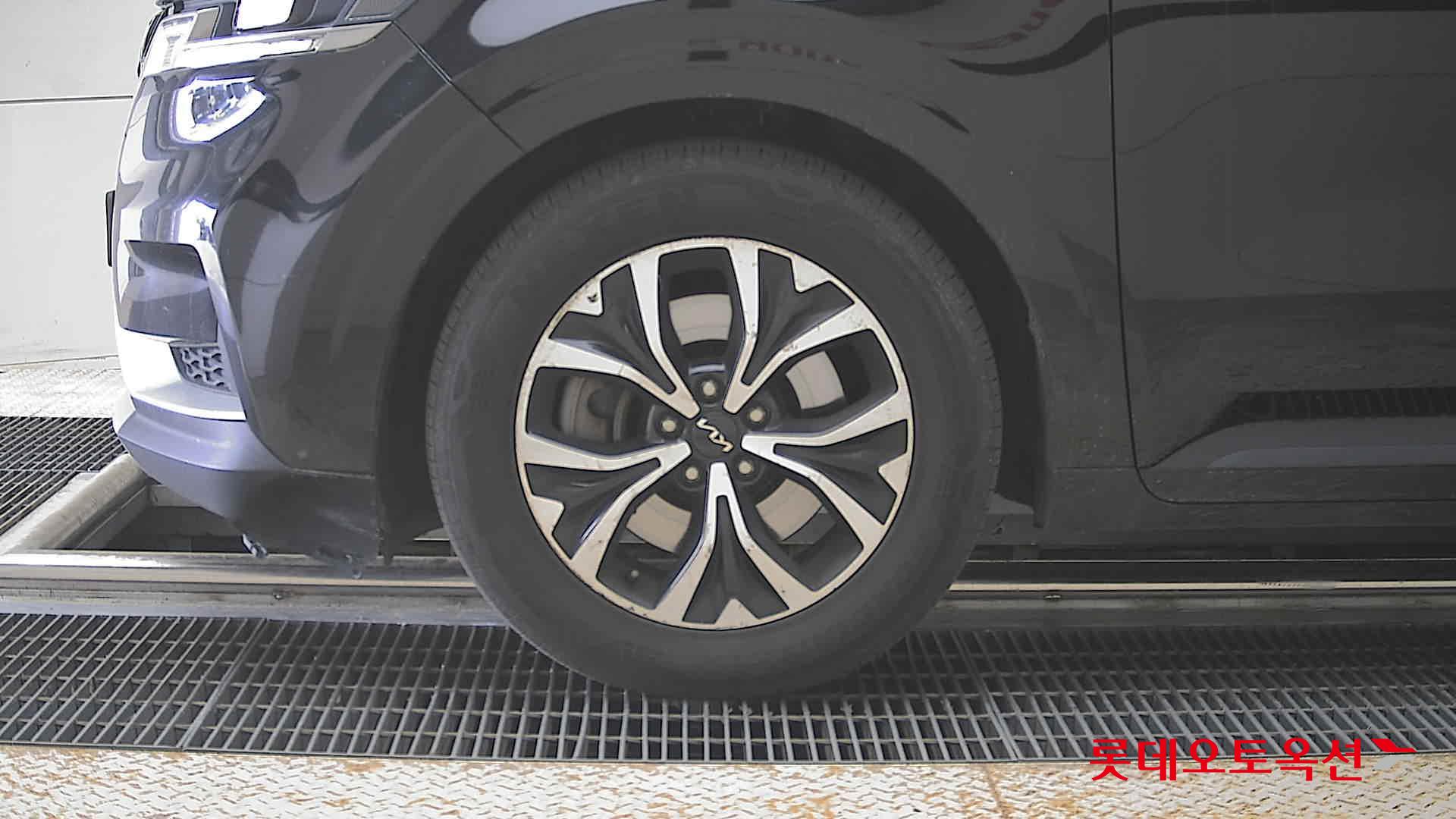 Kia Carnival - 25