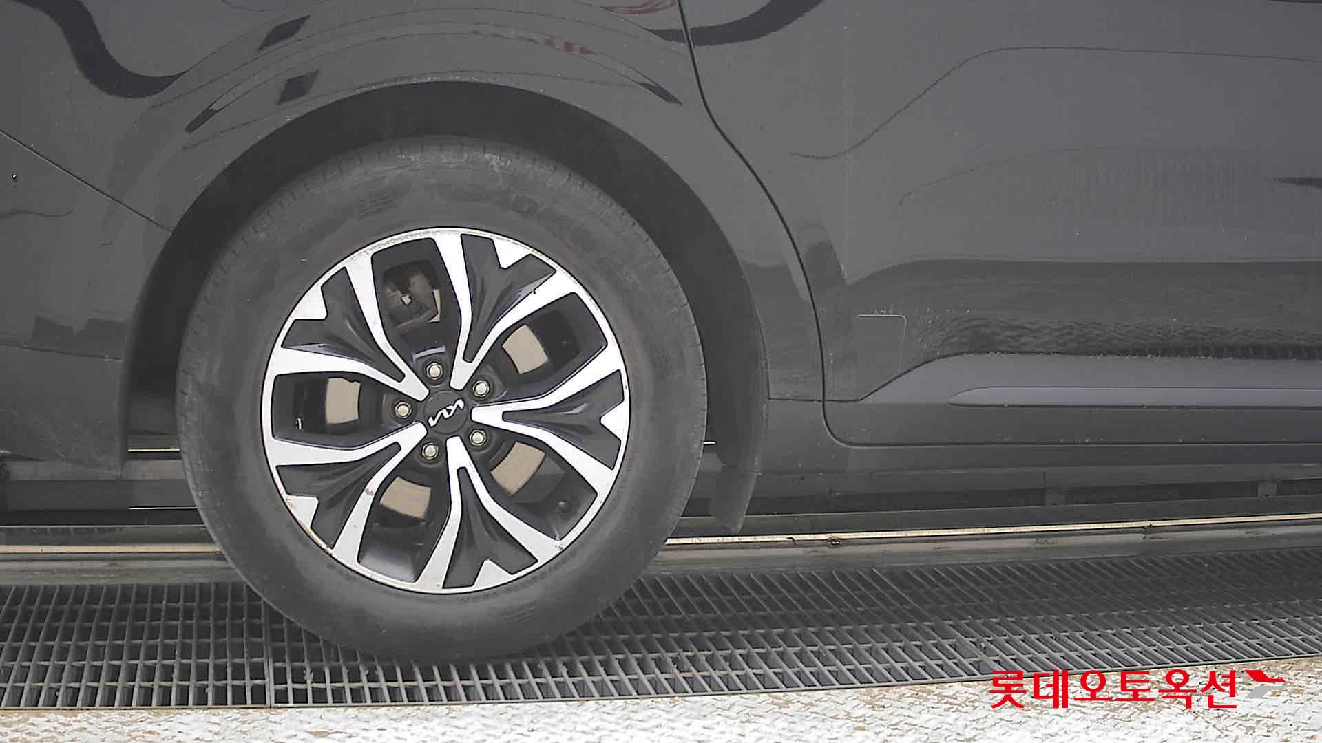 Kia Carnival - 28