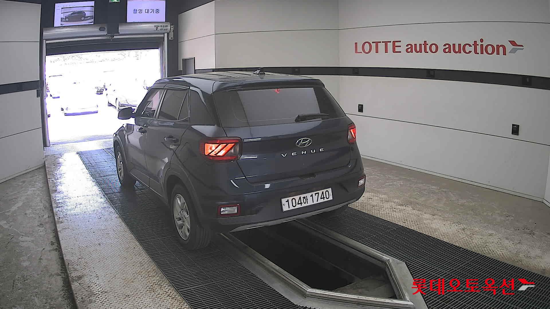 Hyundai Venue - 16