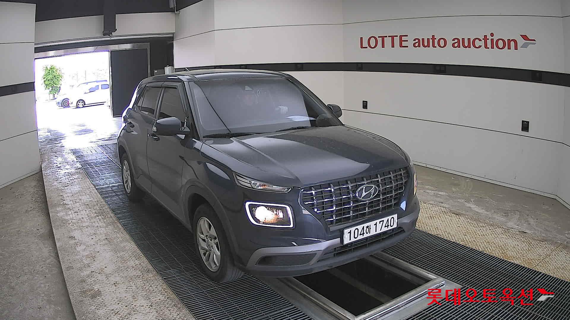 Hyundai Venue - 24