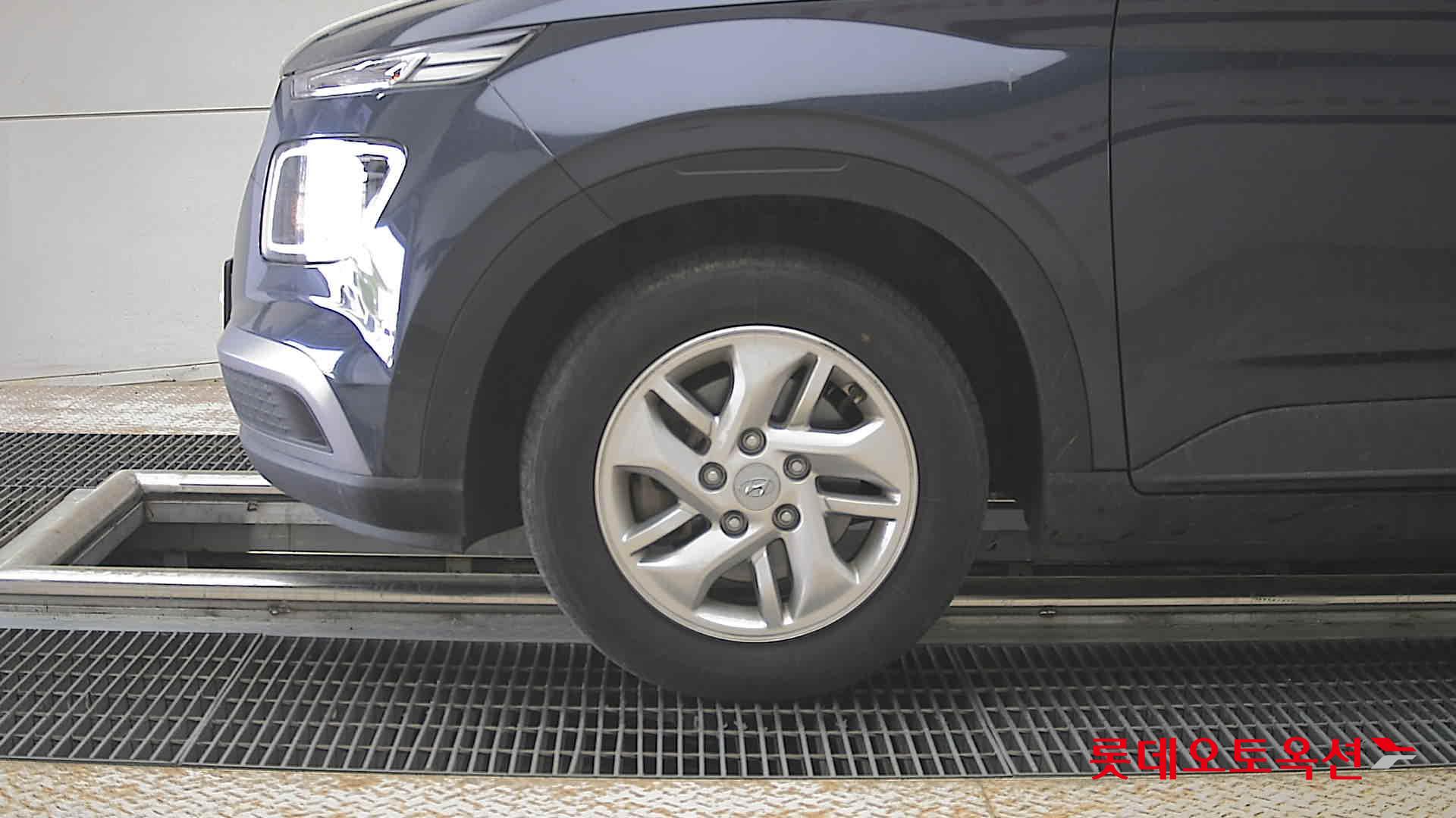 Hyundai Venue - 25