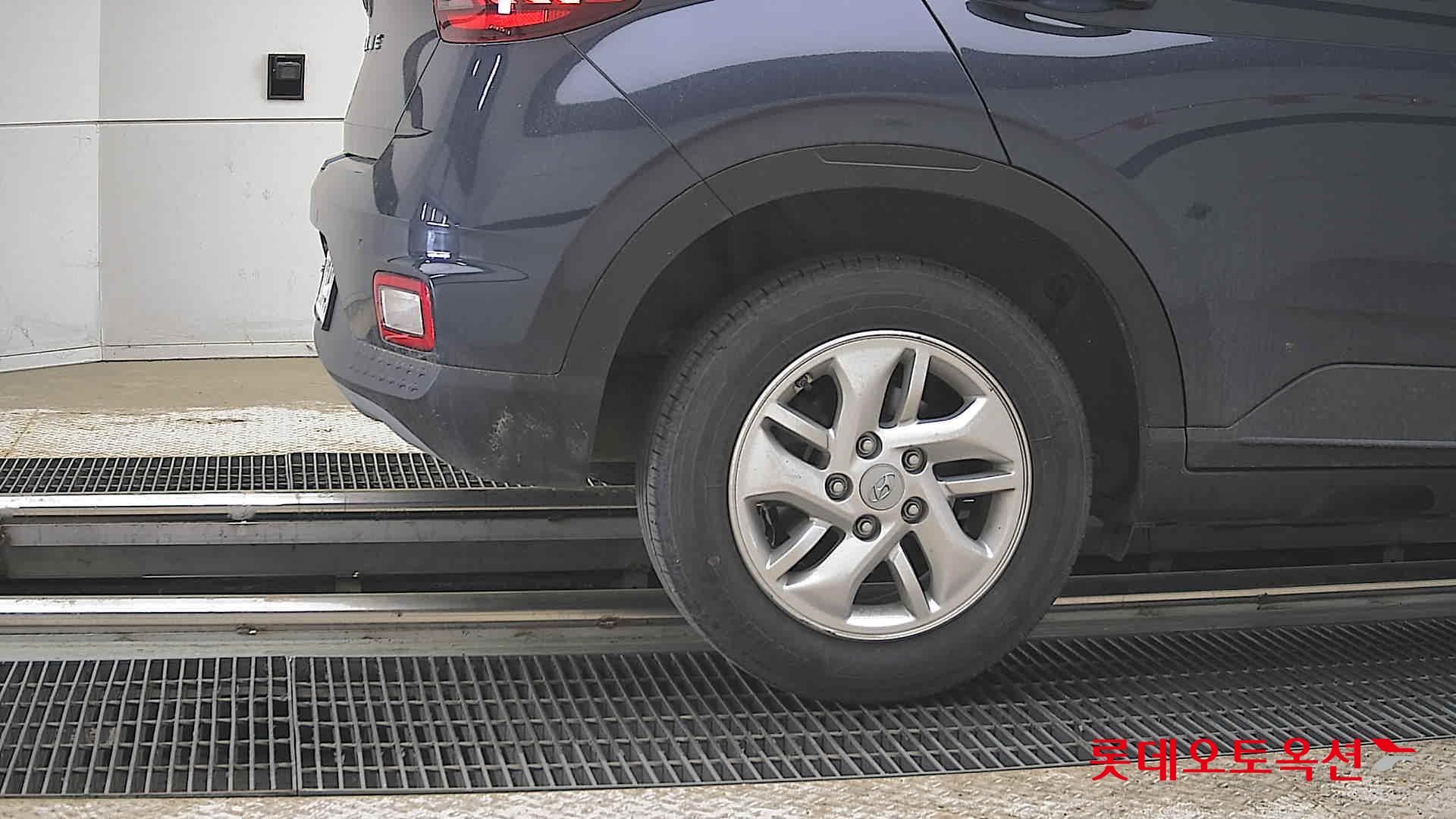 Hyundai Venue - 28