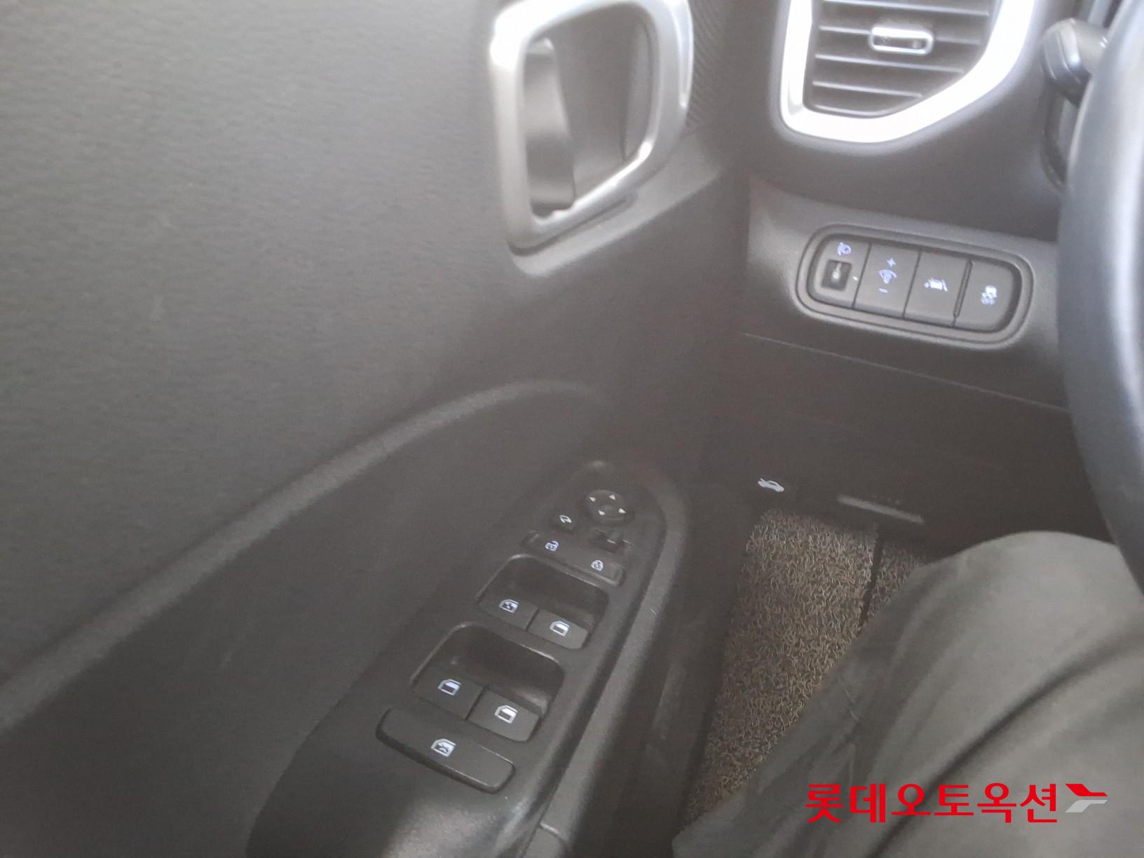 Hyundai Venue - 29
