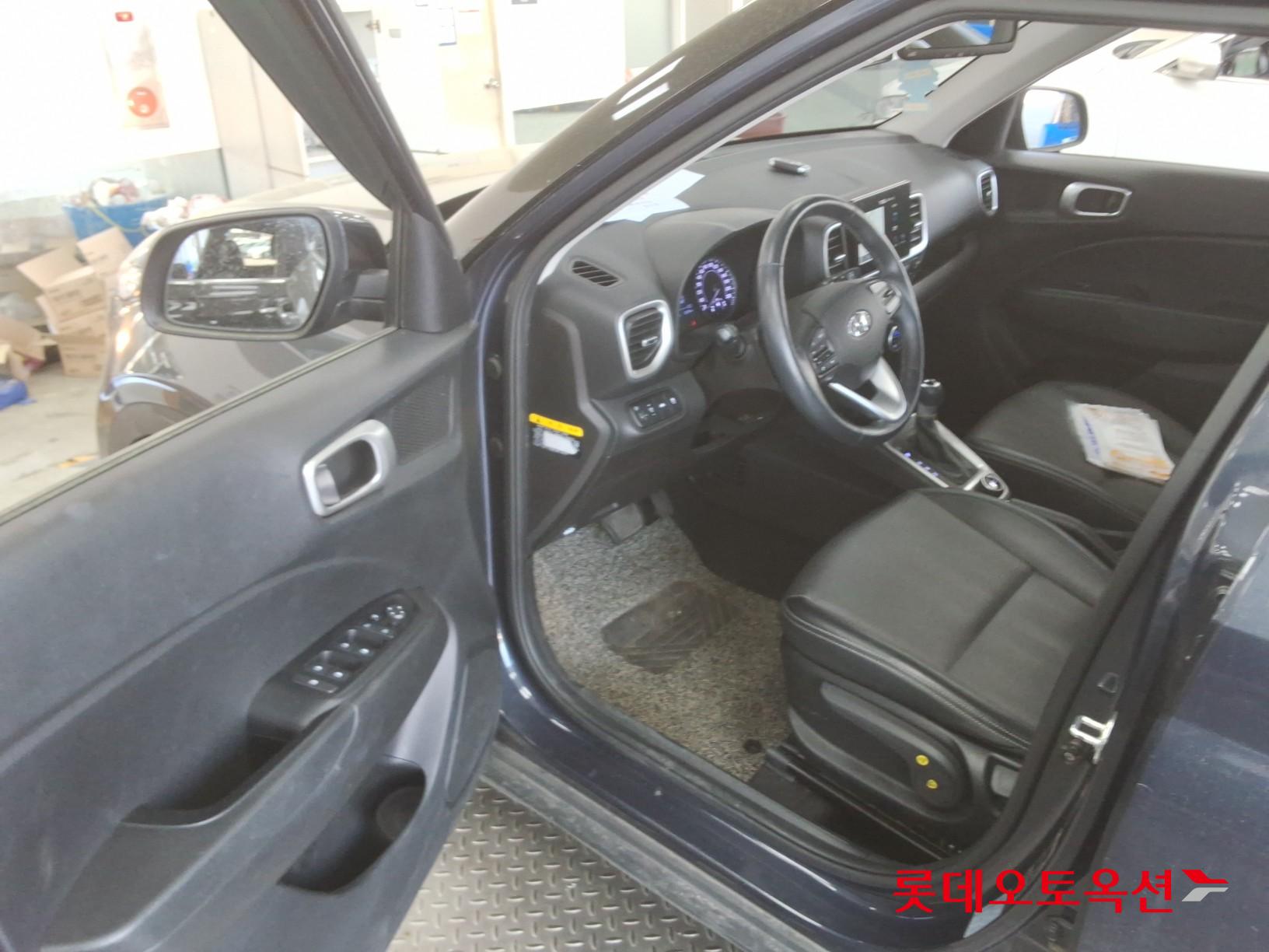 Hyundai Venue - 36