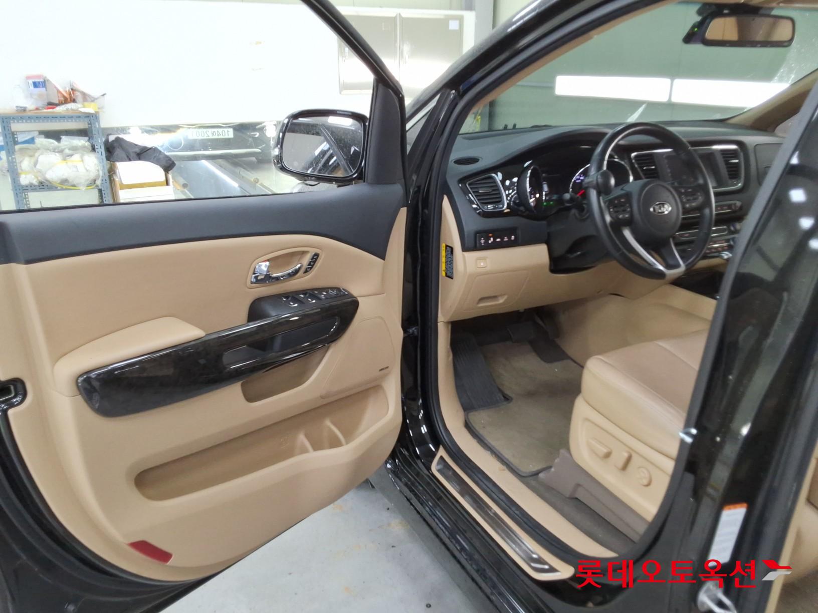 Kia New Carnival - 35