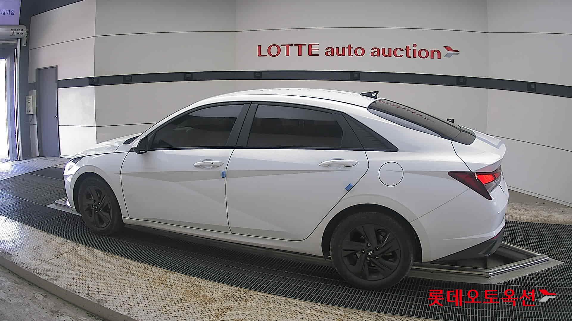 Hyundai Elantra - 14