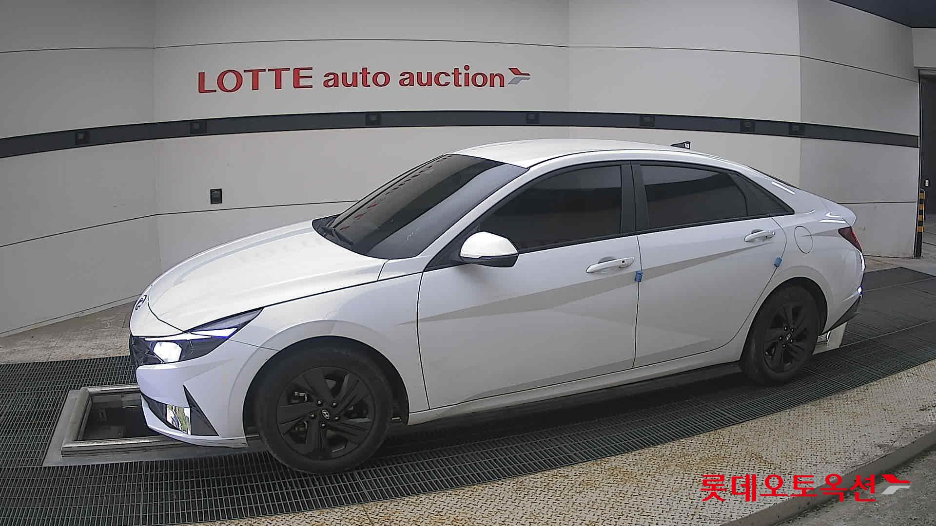 Hyundai Elantra - 12