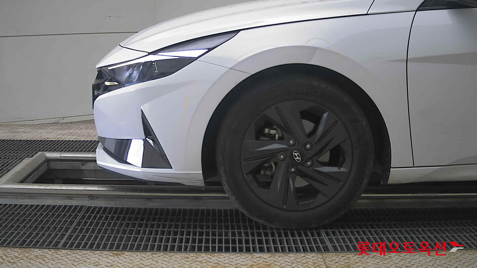 Hyundai Elantra - 25