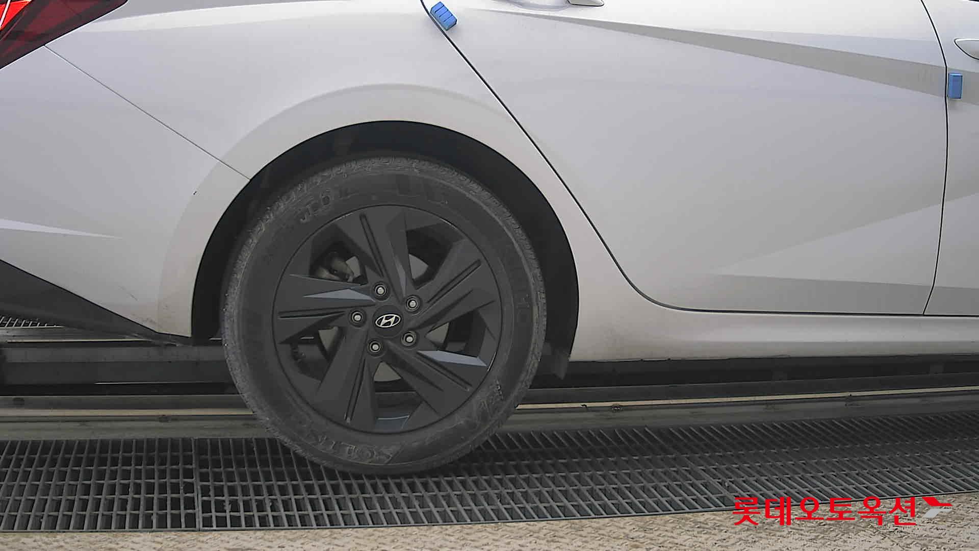 Hyundai Elantra - 28