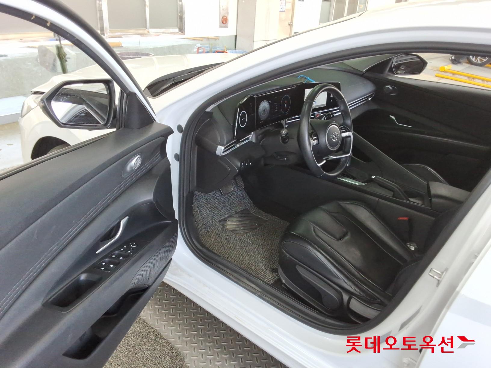 Hyundai Elantra - 35