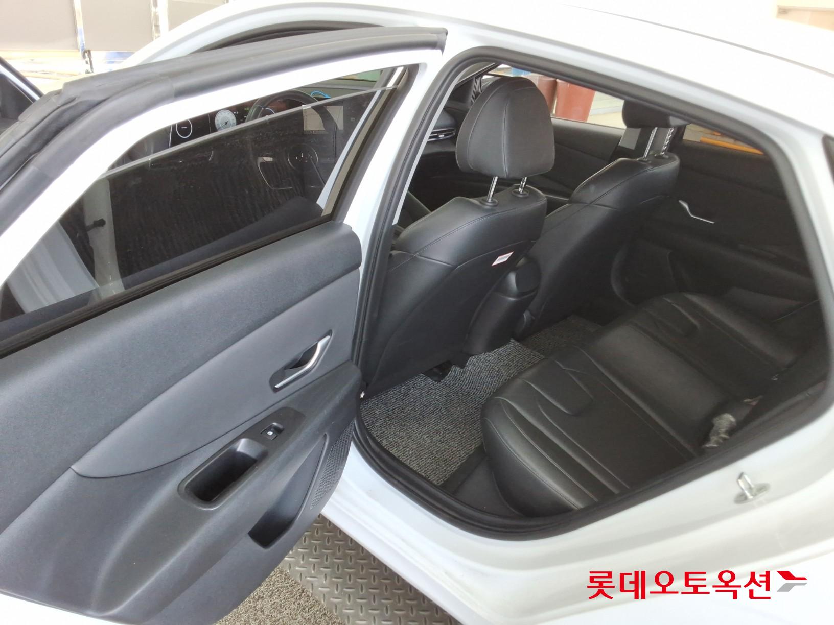 Hyundai Elantra - 37