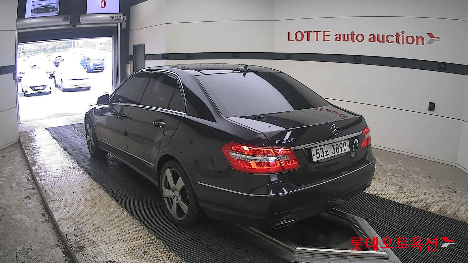 Mercedes-Benz E-Class - 4
